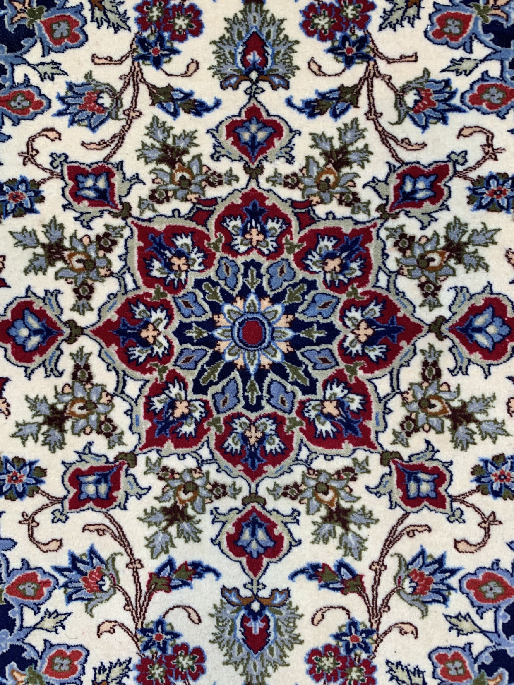 Detail b: Esfahan fein, Persien, ca. 40 Jahre, Korkwolle auf Seide, ca. 96 x 72 cm, EHZ: 1-2