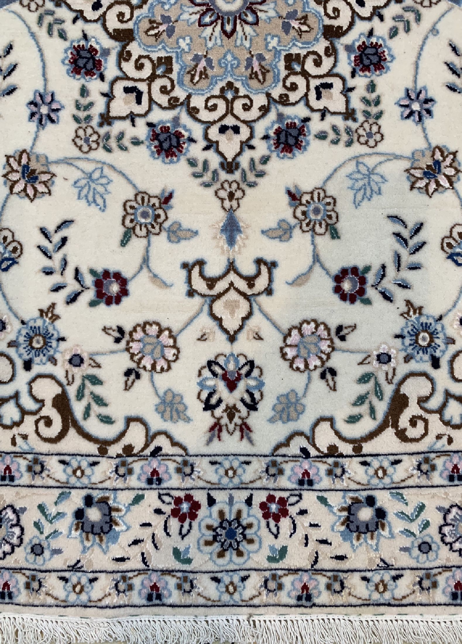Detail b: Nain fein(6 La), Persien, ca. 30 Jahre, Korkwolle mit Seide, ca. 104 x 102 cm, EHZ: 1-2