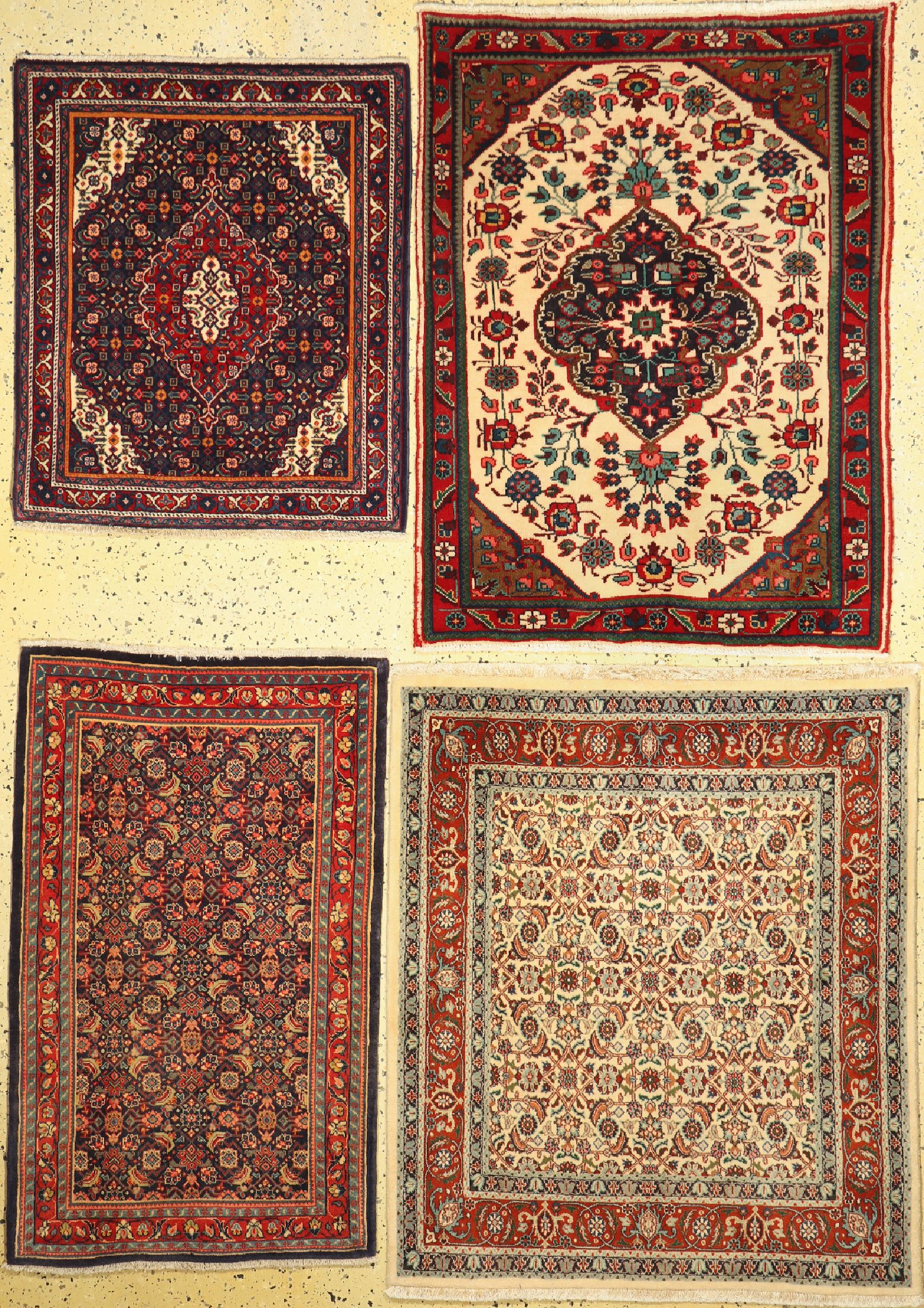 Konvolut aus 4 Persische Brücken, Mud fein, ca. 113 x 98 cm, Bidjar alt, ca. 117 x 88 cm, Sarogh fein, ca. 112 x 68 cm, Sarogh, ca. 85 72 cm, EHZ: ...