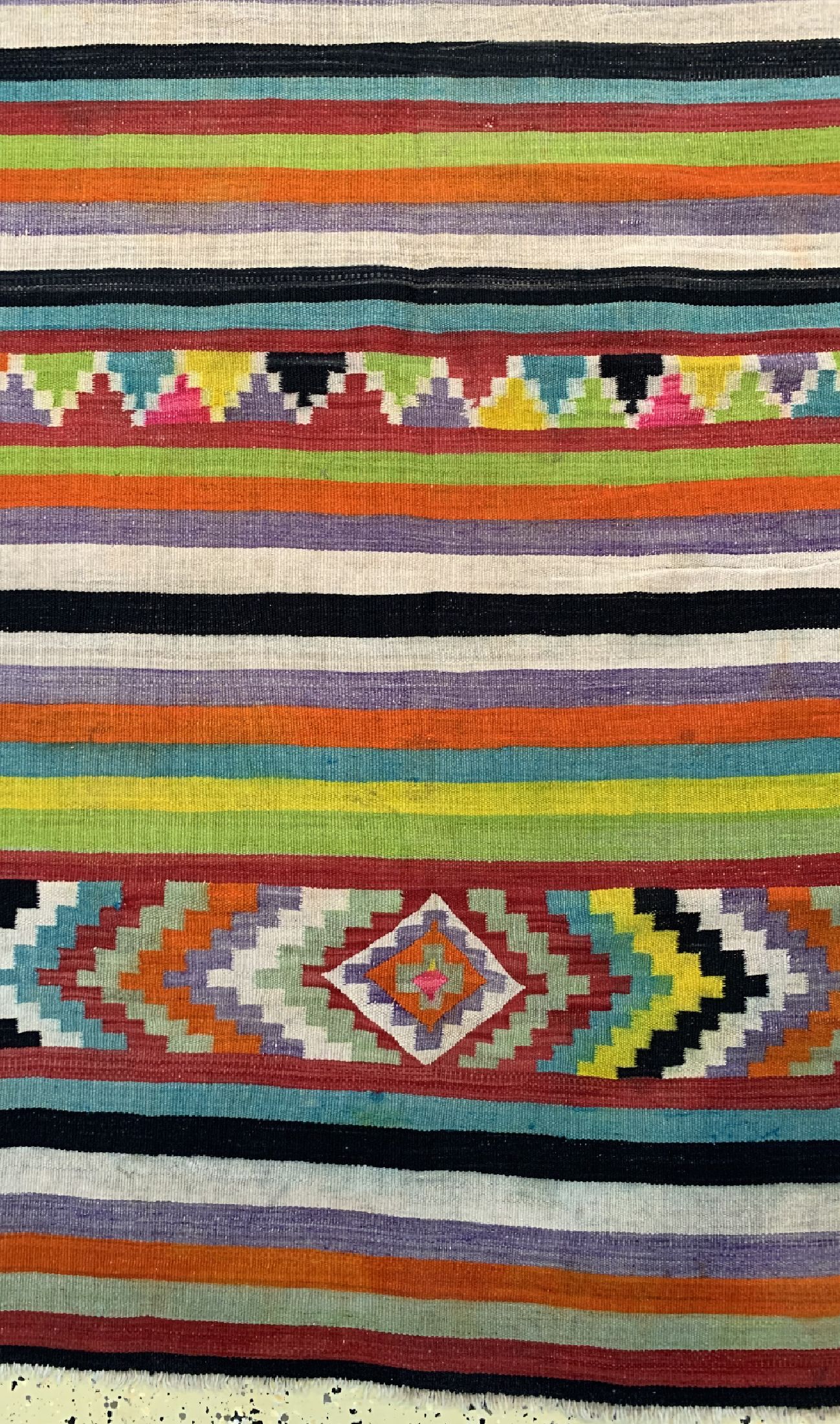 Detail b: Kelim, Marokko, ca. 60 Jahre, Wolle auf Wolle, ca. 360 x 177 cm, EHZ: 2-3, (kleine Löcher)