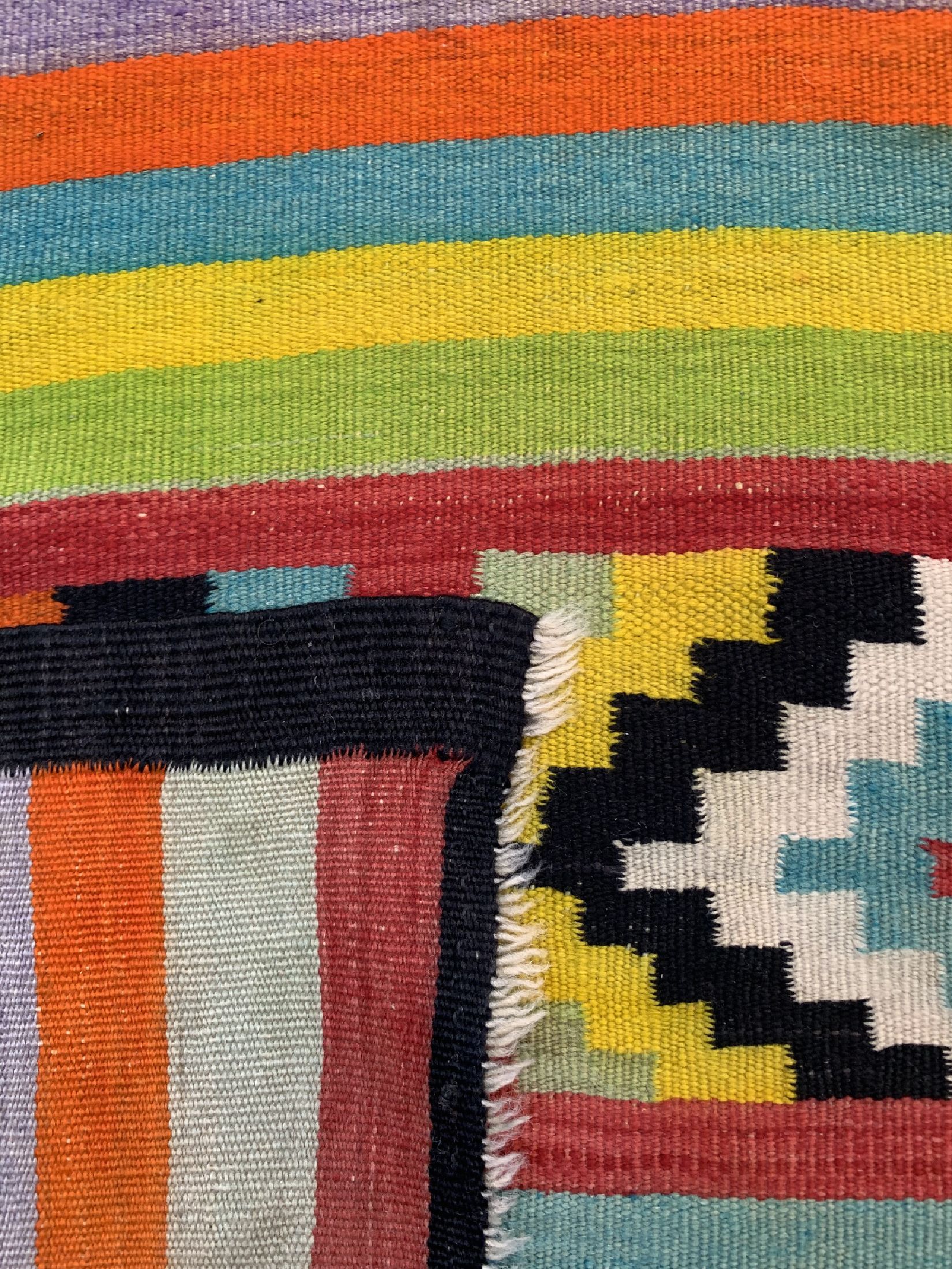 Detail d: Kelim, Marokko, ca. 60 Jahre, Wolle auf Wolle, ca. 360 x 177 cm, EHZ: 2-3, (kleine Löcher)