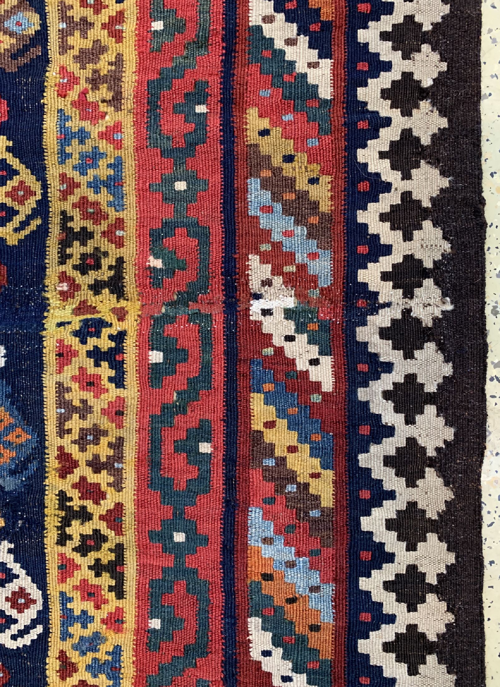 Detail c: Shahsawan Kelim, Persien, um 1940, Wolle auf Wolle, ca. 178 x 100 cm, EHZ: 2(restauriert).
