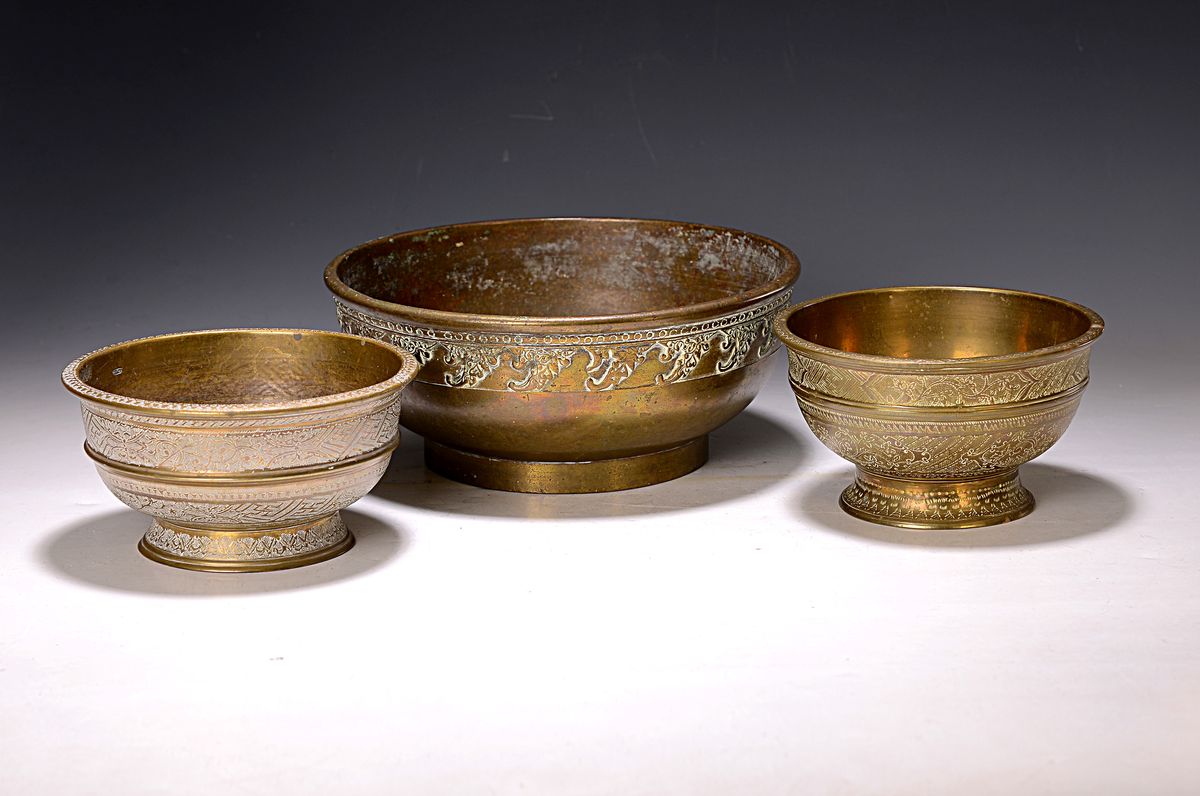 3 Messingschalen, Asien, 19. Jh., reich verziert, D. 16/17/24 cm