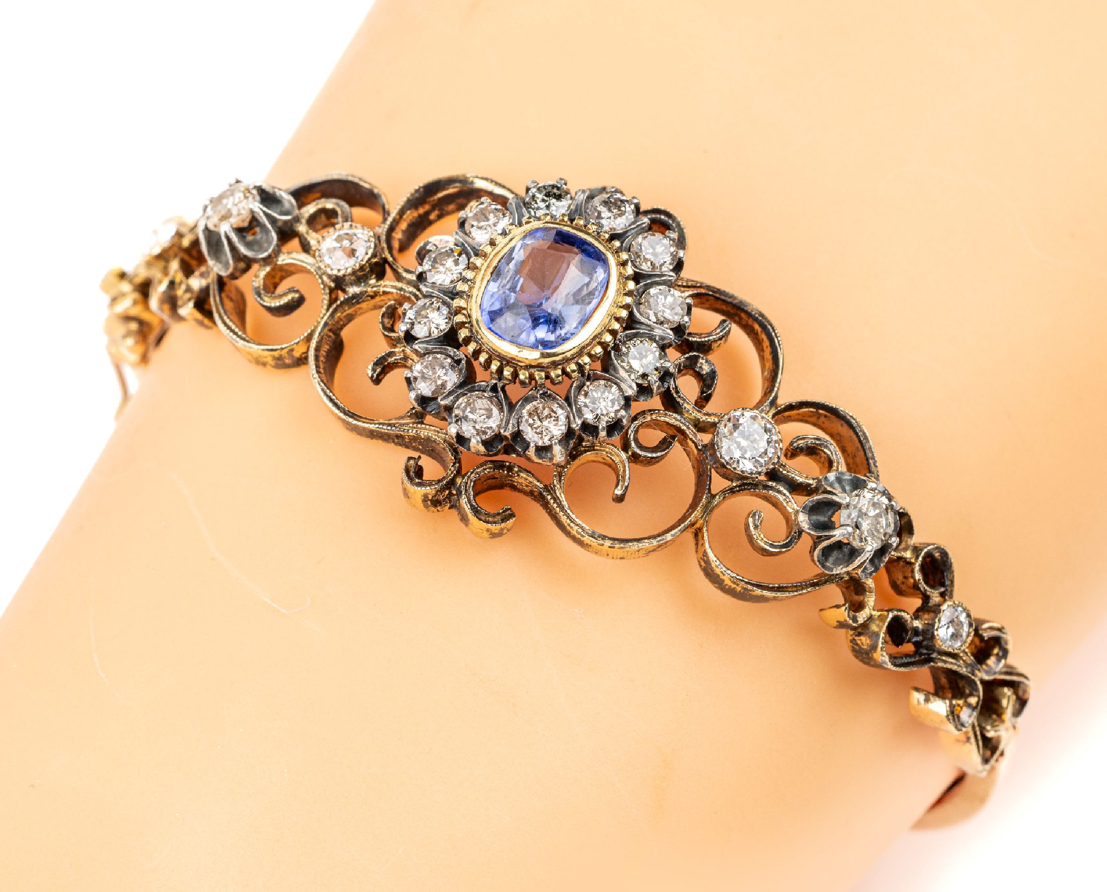 14 kt Gold Diamant-Saphir-Armreif, GG 585/000 gepr., nach dem Vorbild von 1900, geschwungenes Oberteil in Silber, mit ovalfacett. Saphir ca. 2.0 ct, ...