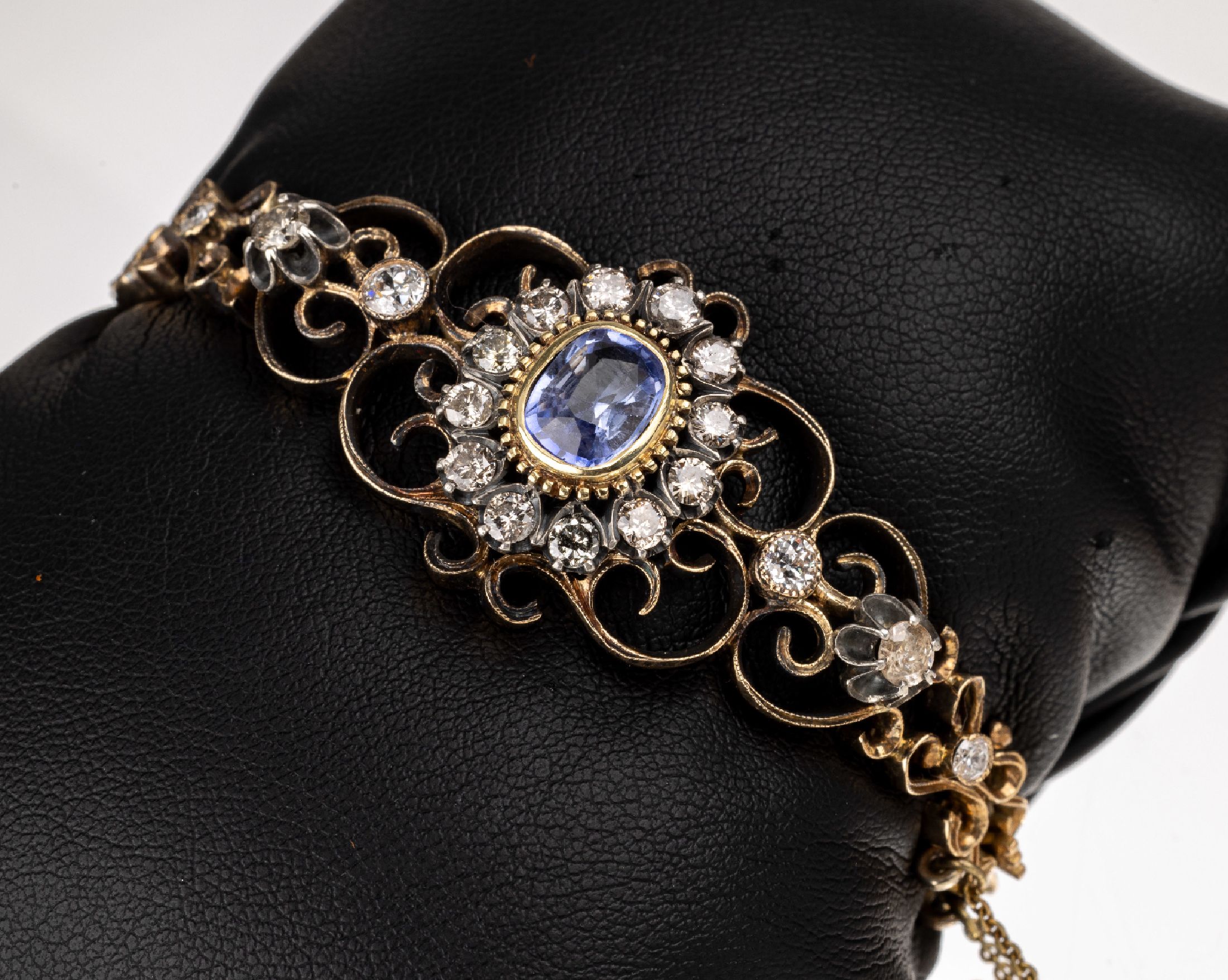 Detail a: 14 kt Gold Diamant-Saphir-Armreif, GG 585/000 gepr., nach dem Vorbild von 1900, geschwungenes Oberteil in Silber, mit ovalfacett. Saphir ca. 2.0 ct, ...