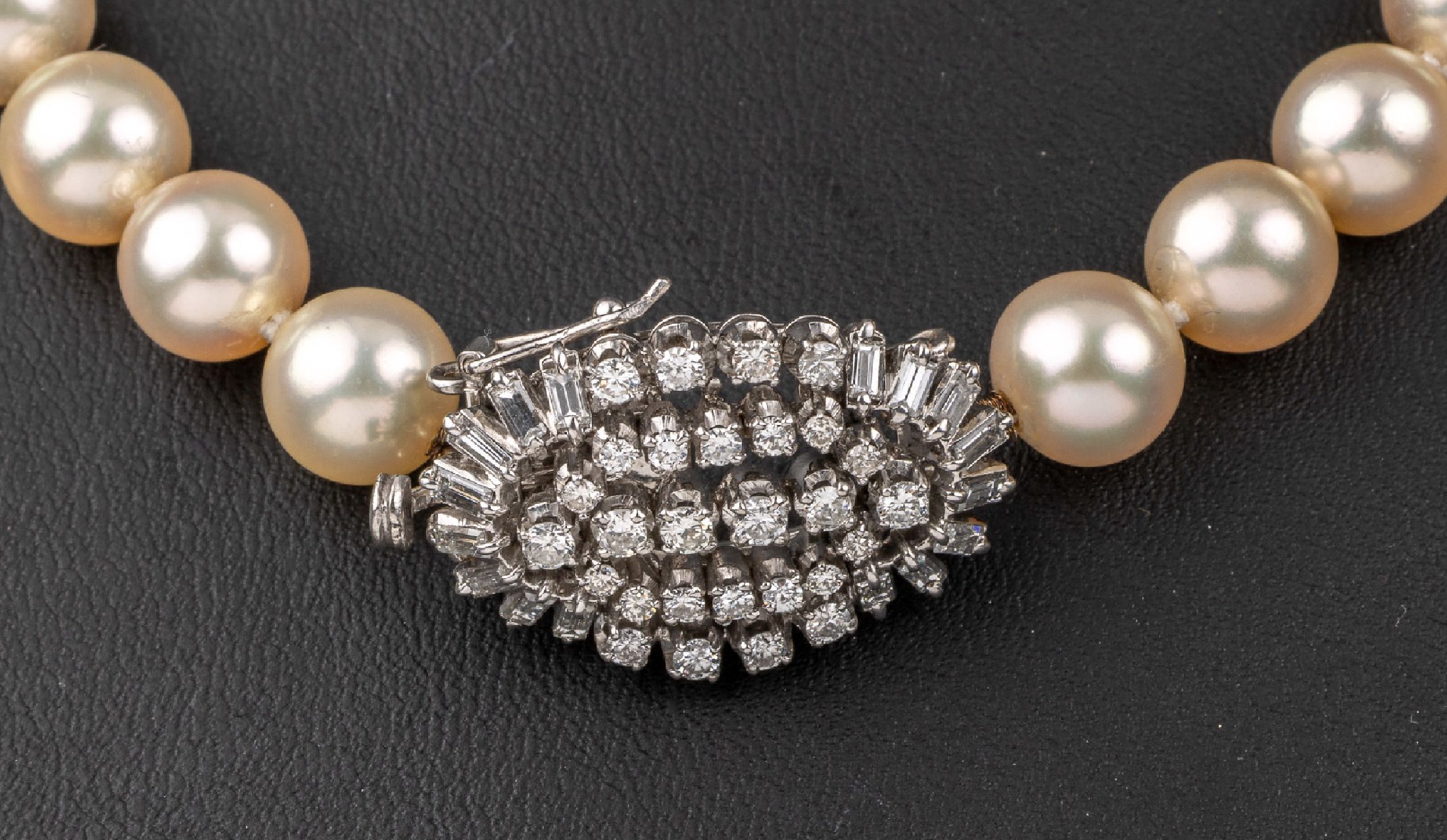Detail a: Zuchtperl-Collier mit 18 kt Gold Diamant- Schmuckschließe, WG 750/000, 94 Akoyazuchtperlen, D. ca. 8.5-9 mm, ovale Schmuckschließe mit 28 ...