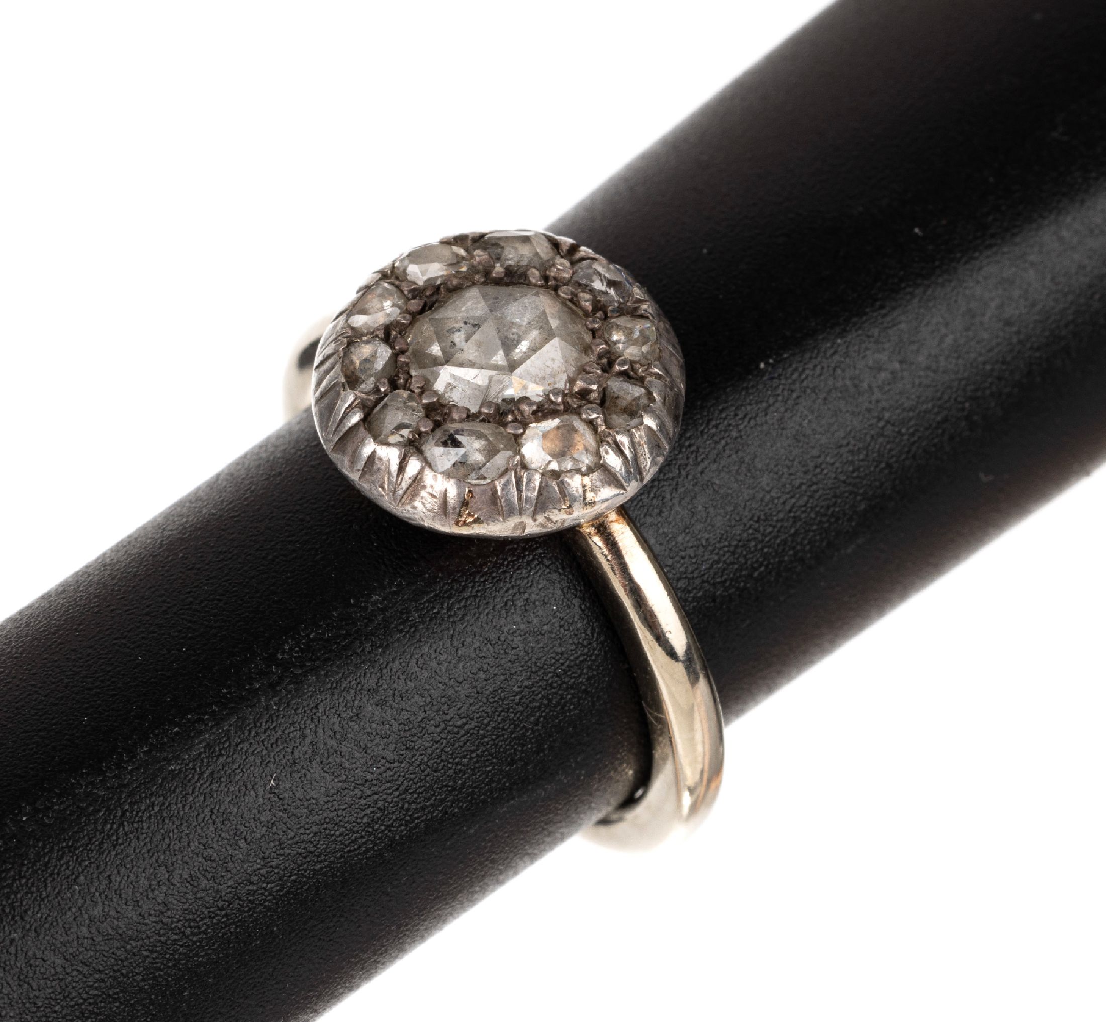 14 kt Gold Diamant-Ring, GG/WG 585/000 gepr., Ringkopf um 1860, 11 Diamantrosen in Silber gefasst zus. ca. 0.80 ct l.get.Weiß -get.Weiß/p, ...