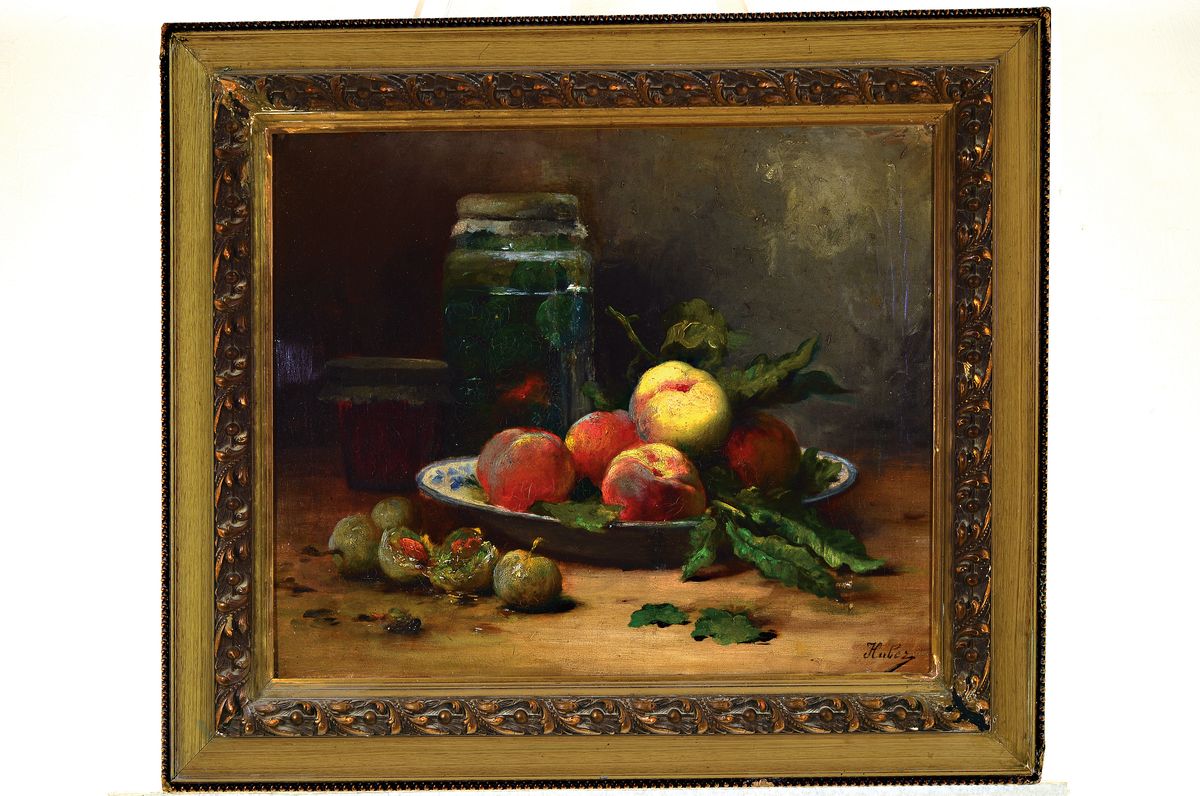 Detail k: Zuschreibung: Eduard Huber, 1877-1965, Stillleben mit Pfirsischen, Pflaumen, einem Glas Marmelade und einer Flasche mit eingelegtem Obst, signiert ...