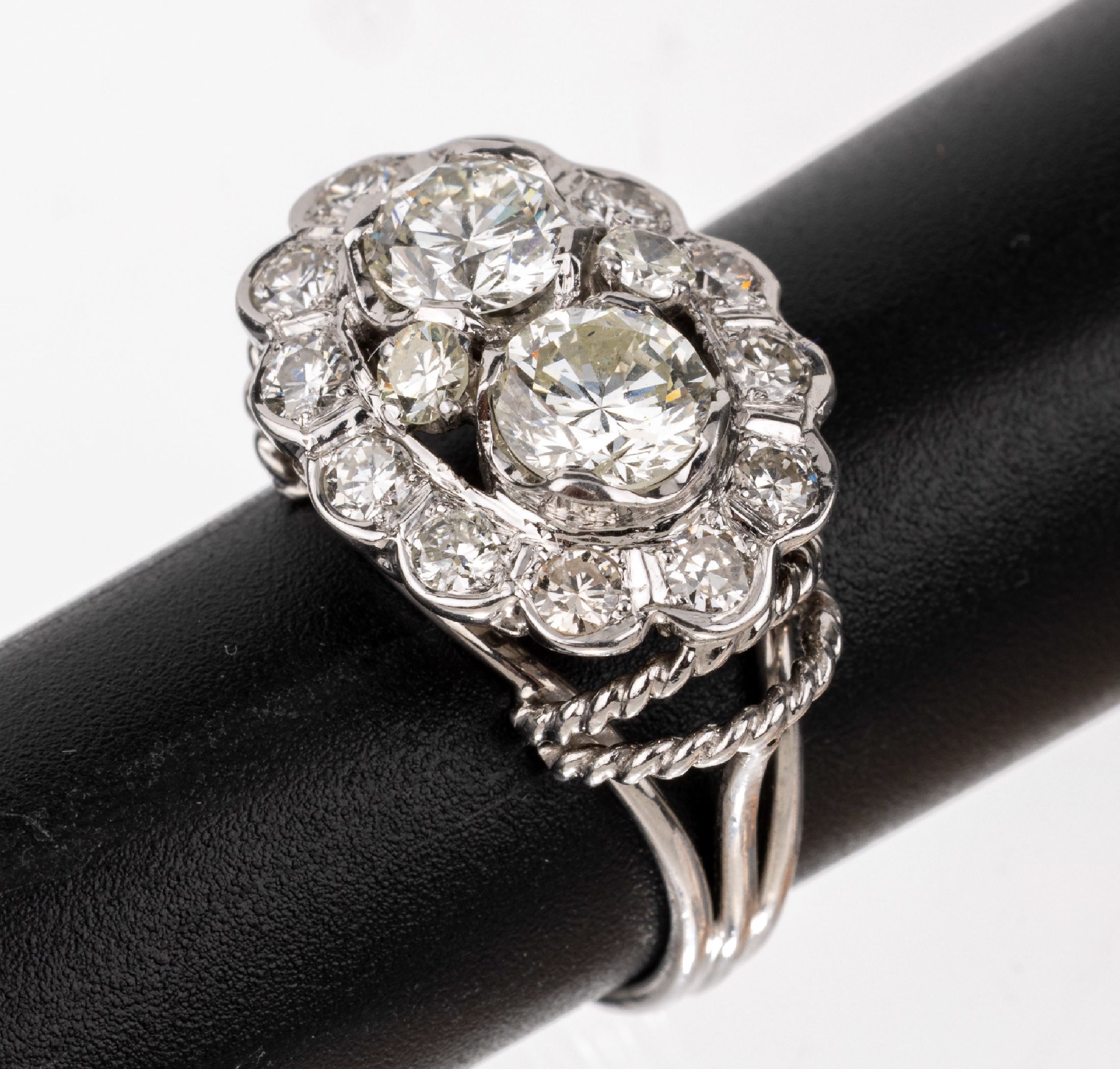 Platin Brillant-Ring, Pt. gepr., mittig 2 Brillanten zus. ca. 1.50 ct Weiß/si, umgeben von 14 Brillanten zus. ca. 0.80 ct Weiß-l.get.Weiß/si, RW ...
