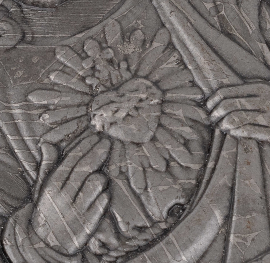 Detail b: Anhänger Eisen-Meteorit, China um 1898, geschnitzter Jesus in erhabener recht- eckiger Form, ca. 4.2 x 2.7 cm, ca. 43 g, gebohrt als ...