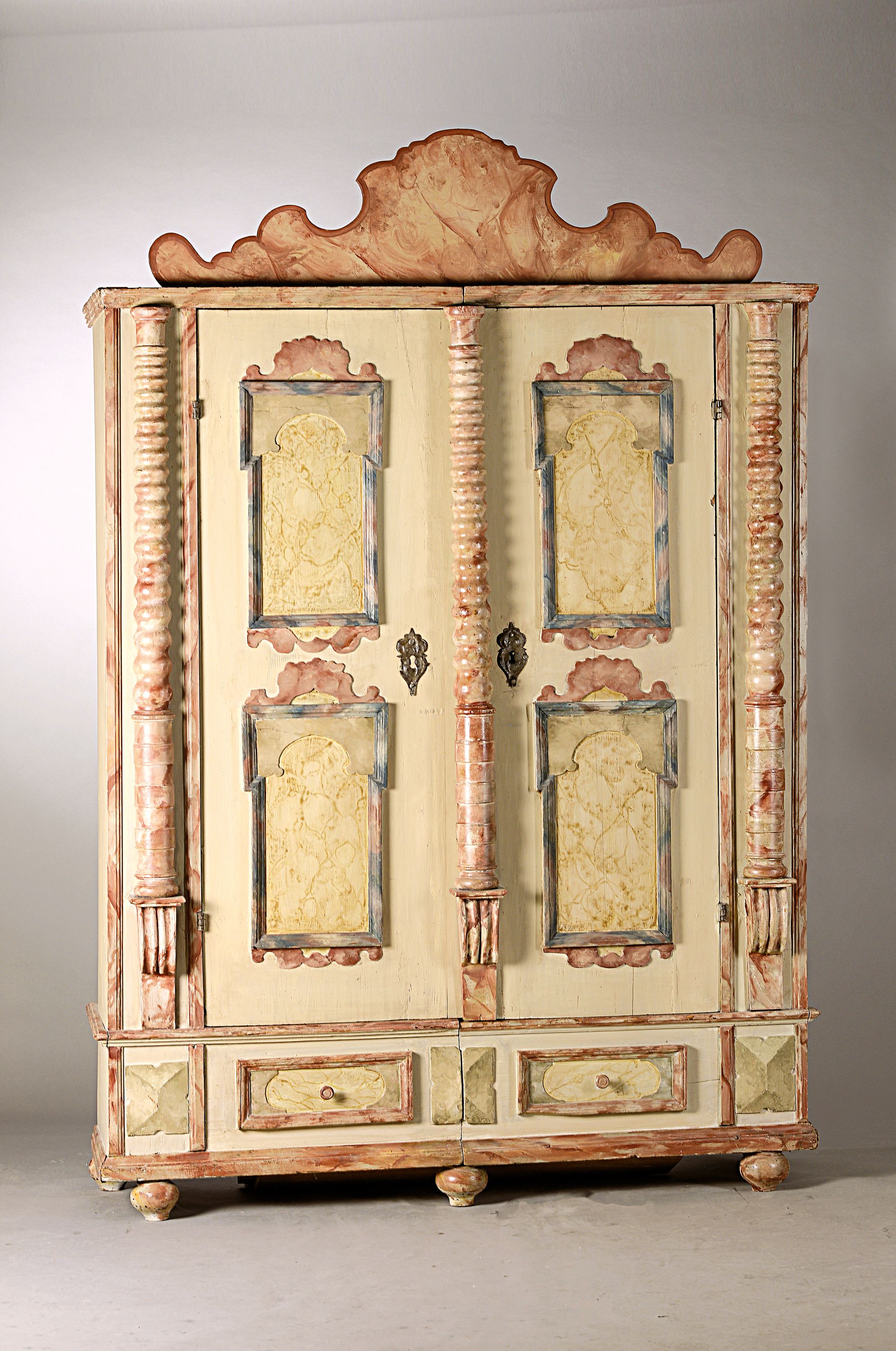 Barockschrank, Österreich, um 1800, 2-türig, spätere Fassung, Front mit gedrechselten Säulen, auf Rahmen gearbeitet, orig. Schloss und ...