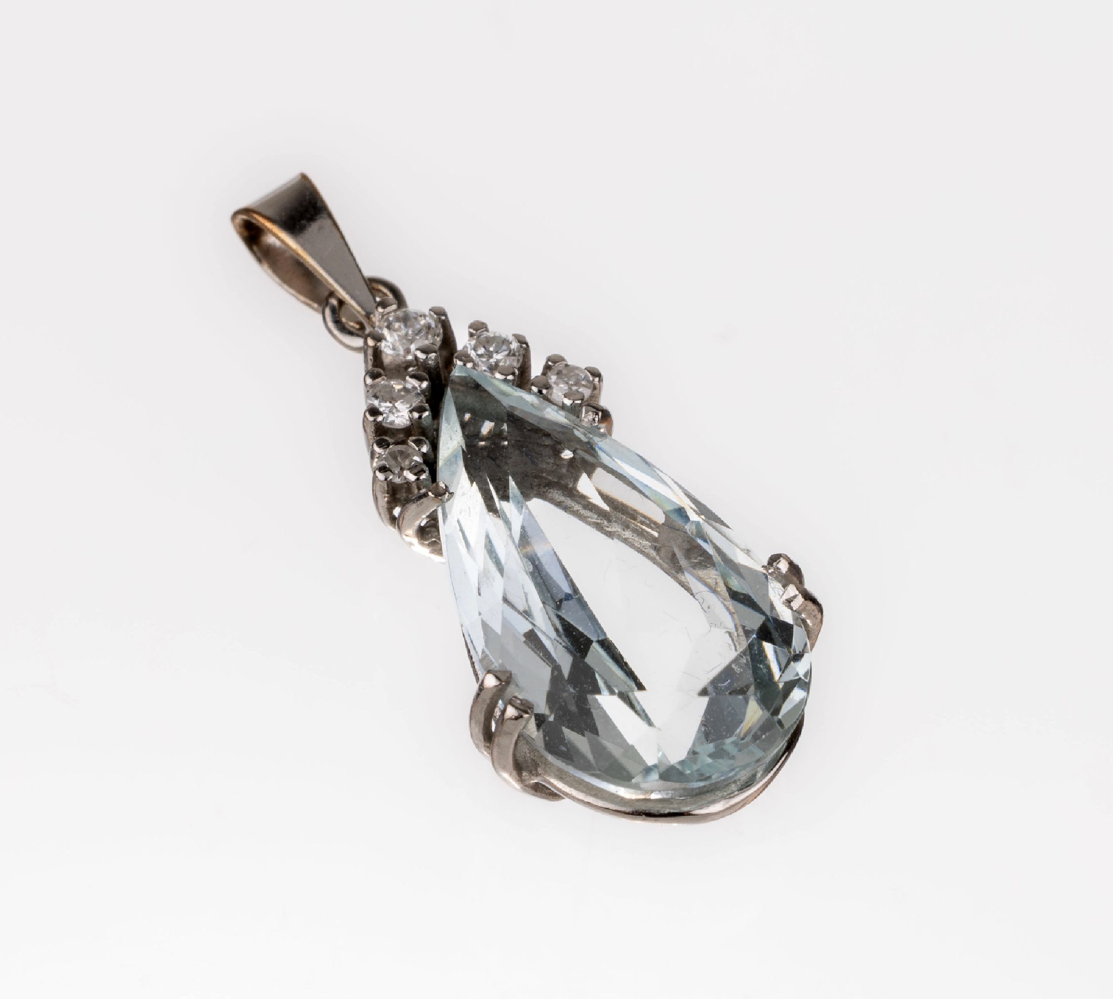 14 kt Gold Aquamarin-Diamant-Anhänger, WG 585/000, facett. Aquamarintropfen ca. 3.0 ct, 3 Brillanten und 2 8/8-Diamanten zus. ca. 0.12ct Weiß/si, ...