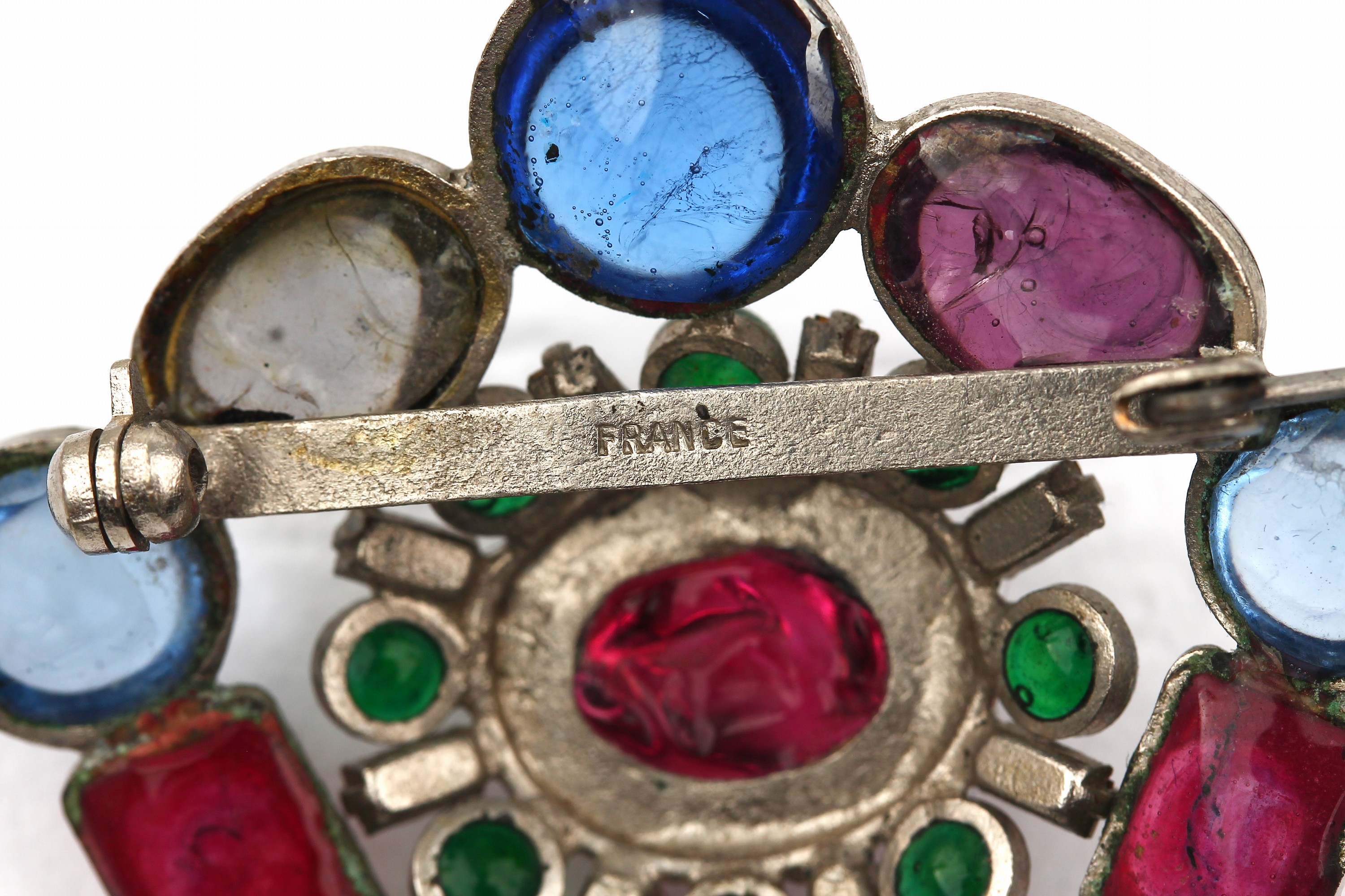 Detail b: Brosche mit Pate-de-Verre, Frankreich, Gripoix 1930er Jahre, Metall, abstrakt florales Design, eingetropftes Pate- de-Verre in versch. Farben, ...