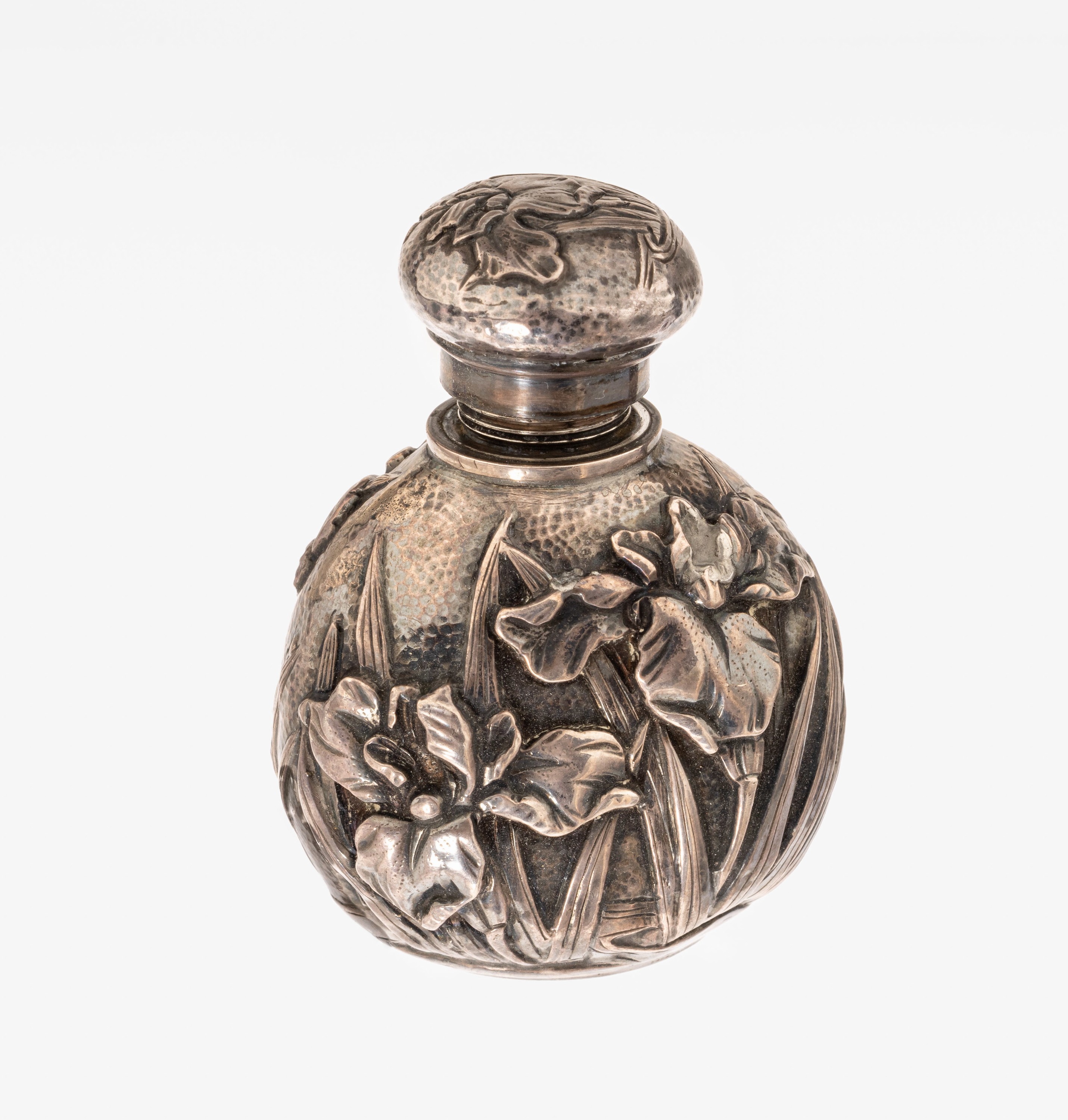 Riechfläschchen, Japan um 1900, Silber, teilplastischer Schwertliliendekor, Hammerschlagverzierung, H. ca. 5.5 cm, Signatur auf Boden, zeittyp.