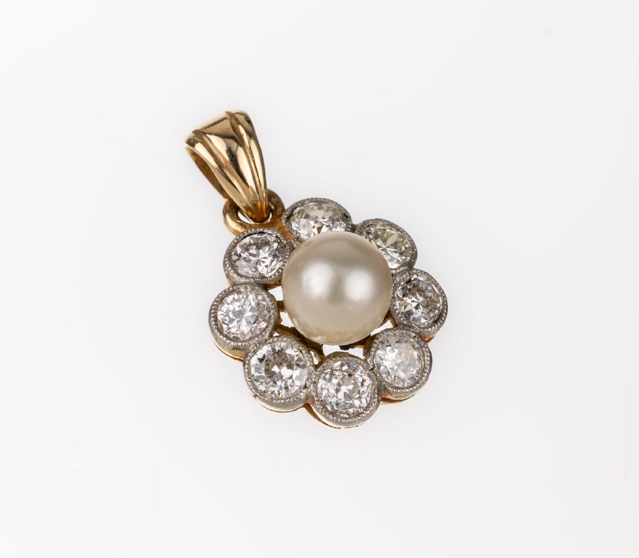 Detail a: 14 kt Gold Perl-Diamant-Anhänger, um 1890, GG 585/000, mittig kl. Orientperle, D. ca. 5.3mm, umgeben von 8 Altschliffdiamanten zus. ca.0.80 ct ...