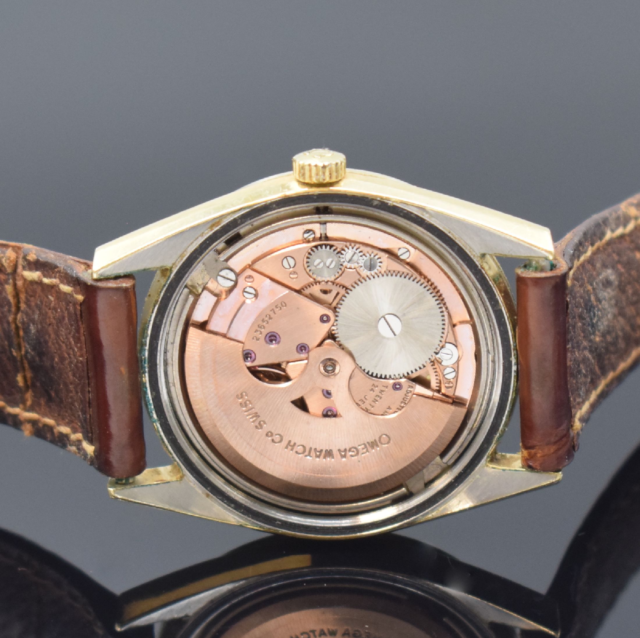 Detail e: OMEGA Constellation Herrenarmbanduhr Chronometer Referenz 167.021, Schweiz um 1968, Automatik, Edelstahlgeh. m. Goldhaube, verschr. Boden m. ...