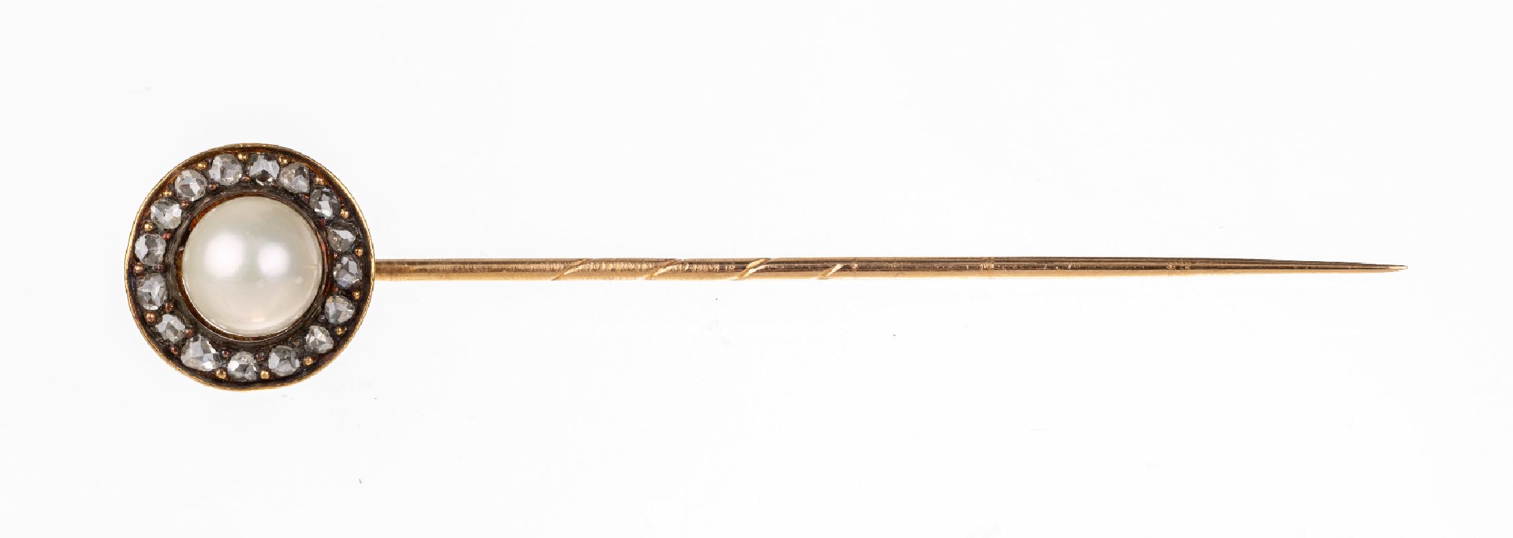 Detail a: 14 kt Gold Diamant-Perl-Krawattennadel, um 1900, GG 585/000, runder Kopf, mittig Perle, D. ca. 7.3 mm, umgeben von 16 Diamantrosen zus. ca. 0.30 ct, ...