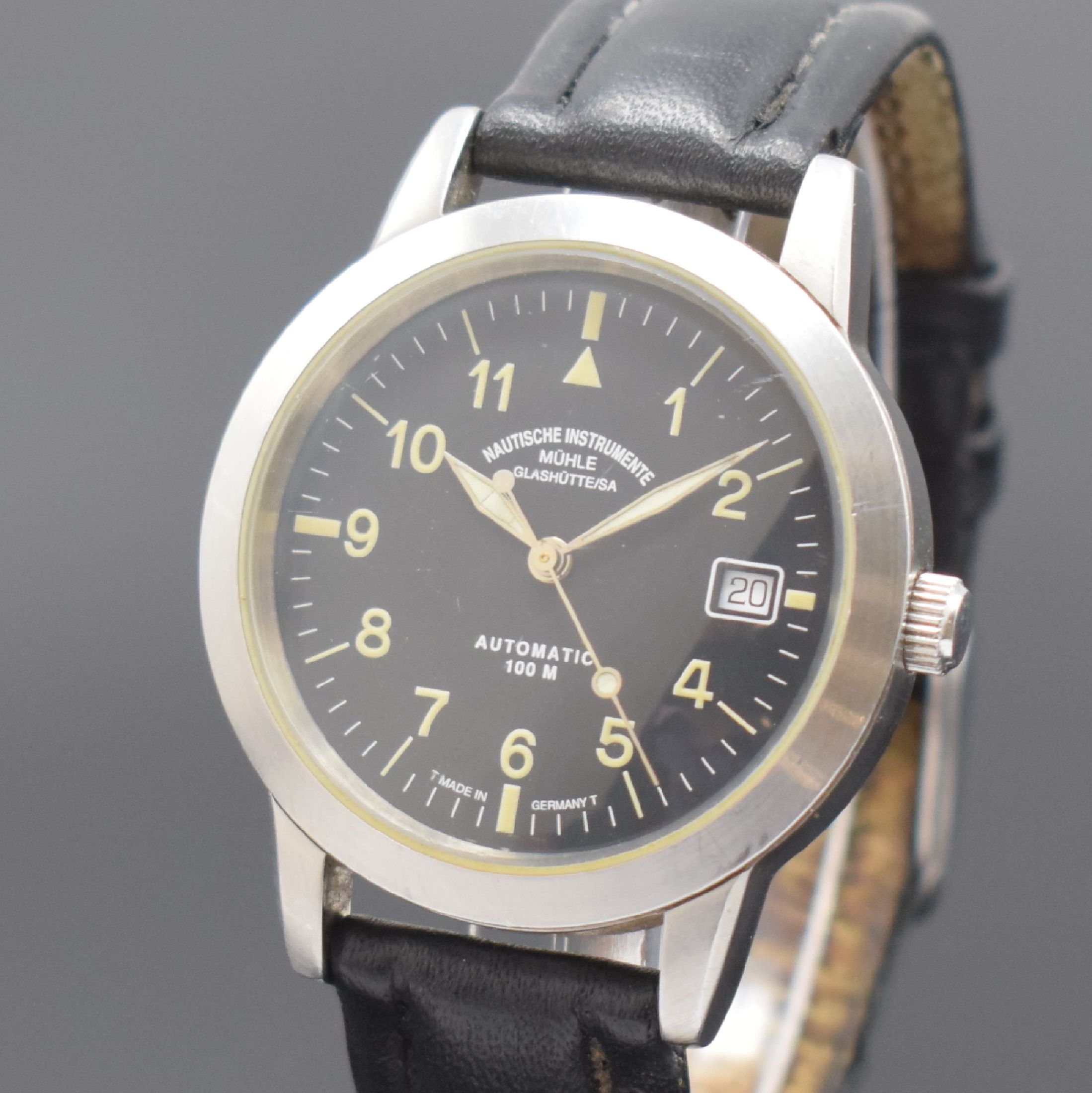 Detail a: NAUTISCHE INSTRUMENTE MÜHLE GLASHÜTTE Sports M12 Herrenarmbanduhr in Stahl Referenz M12610, Deutschland um 2000, Automatik, Boden u. Krone ...