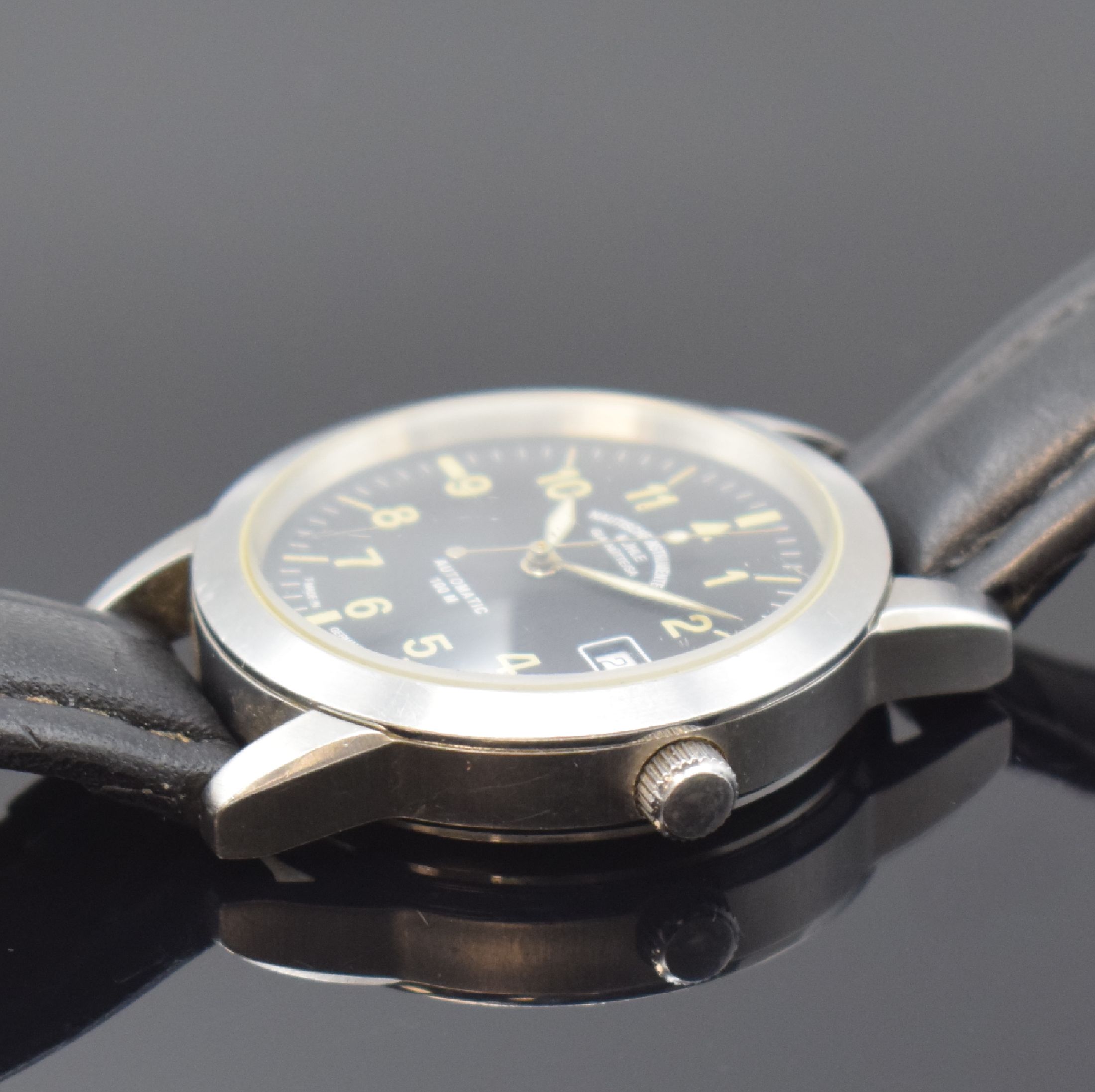 Detail b: NAUTISCHE INSTRUMENTE MÜHLE GLASHÜTTE Sports M12 Herrenarmbanduhr in Stahl Referenz M12610, Deutschland um 2000, Automatik, Boden u. Krone ...