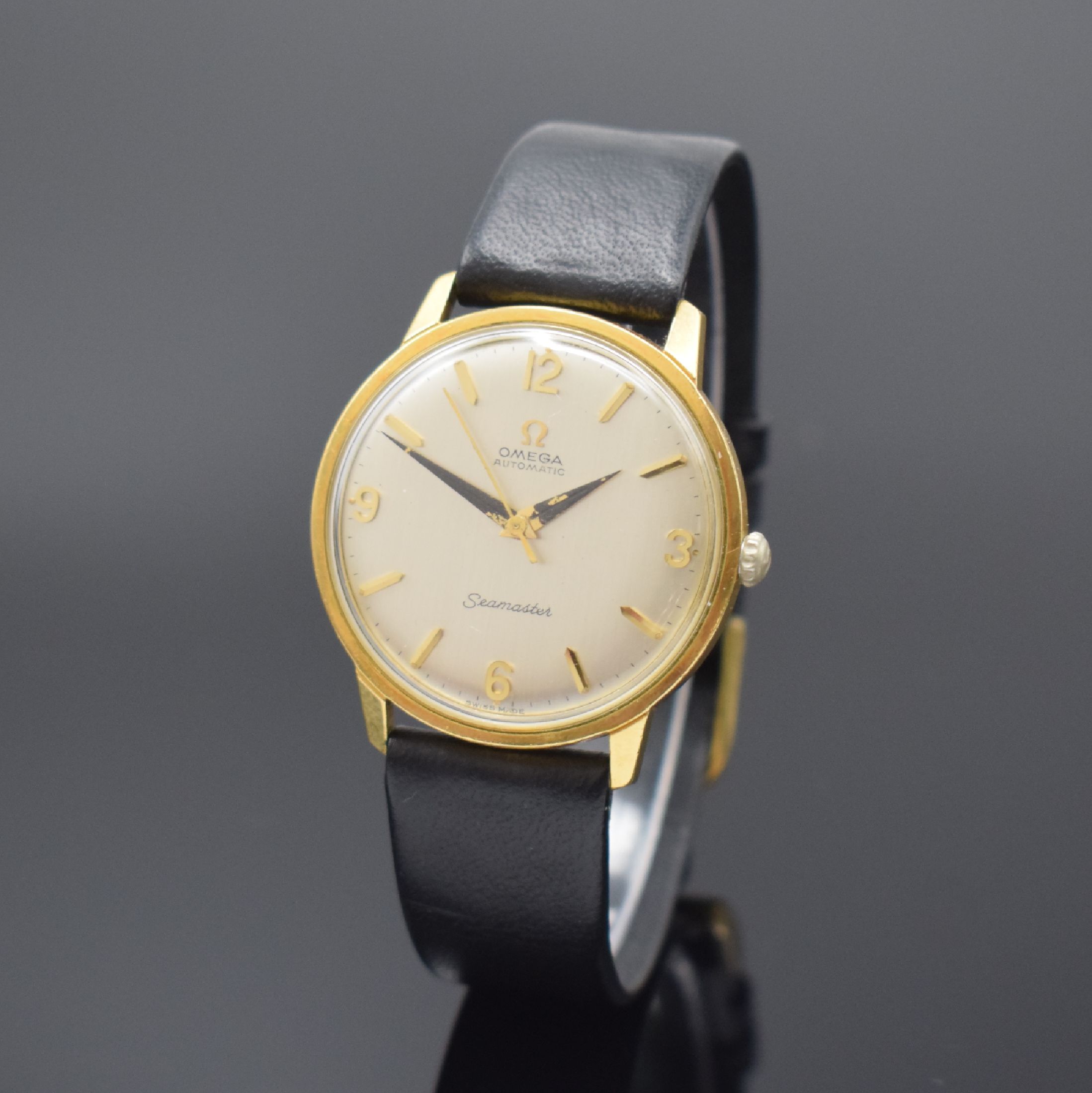 OMEGA Seamaster Herrenarmbanduhr Referenz 165.001, Schweiz um 1963, Automatik, verg. Geh., verschr. Boden, silb. Zifferbl. m. gold. Std.-Ind. u. ...