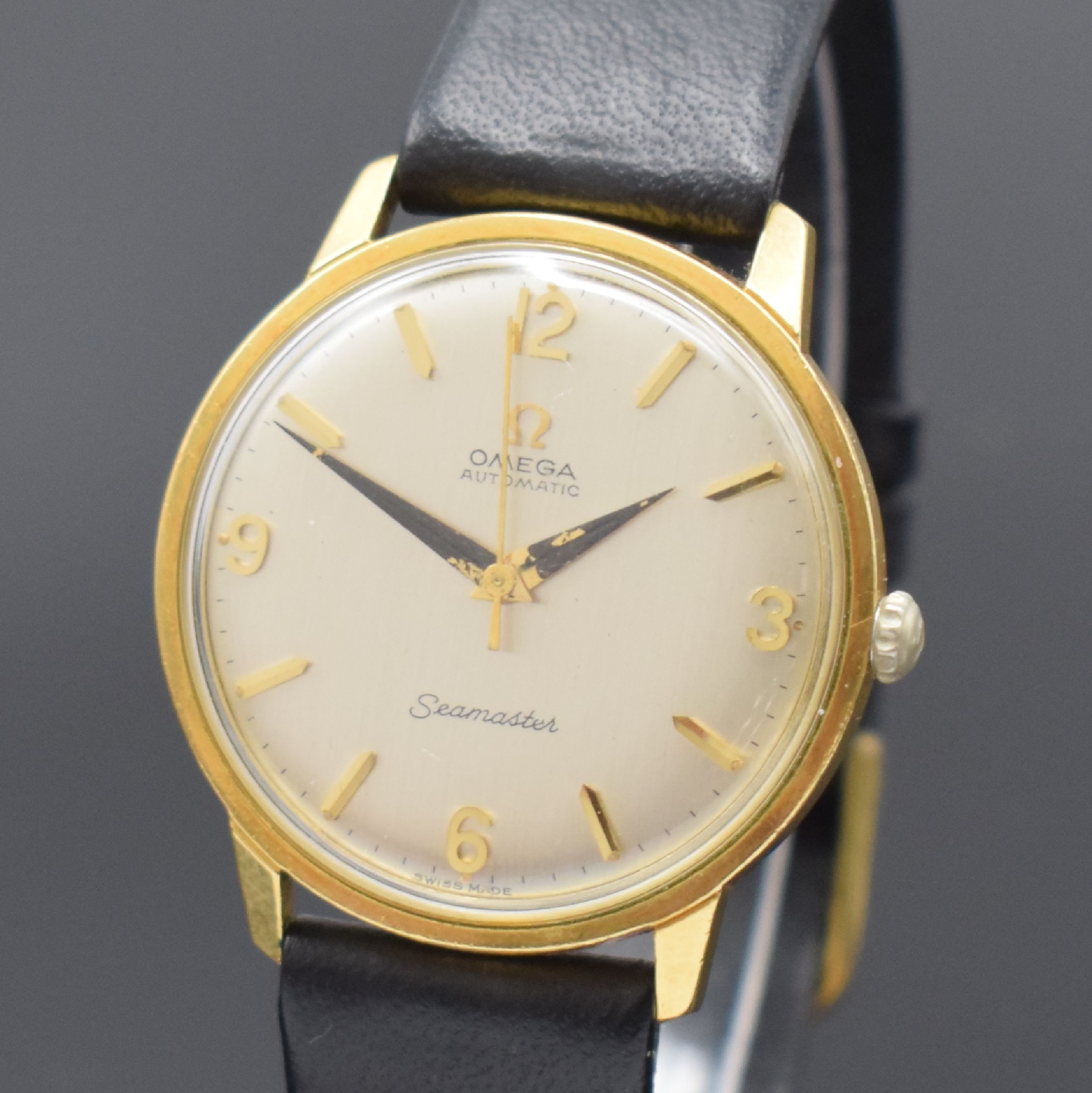 Detail a: OMEGA Seamaster Herrenarmbanduhr Referenz 165.001, Schweiz um 1963, Automatik, verg. Geh., verschr. Boden, silb. Zifferbl. m. gold. Std.-Ind. u. ...