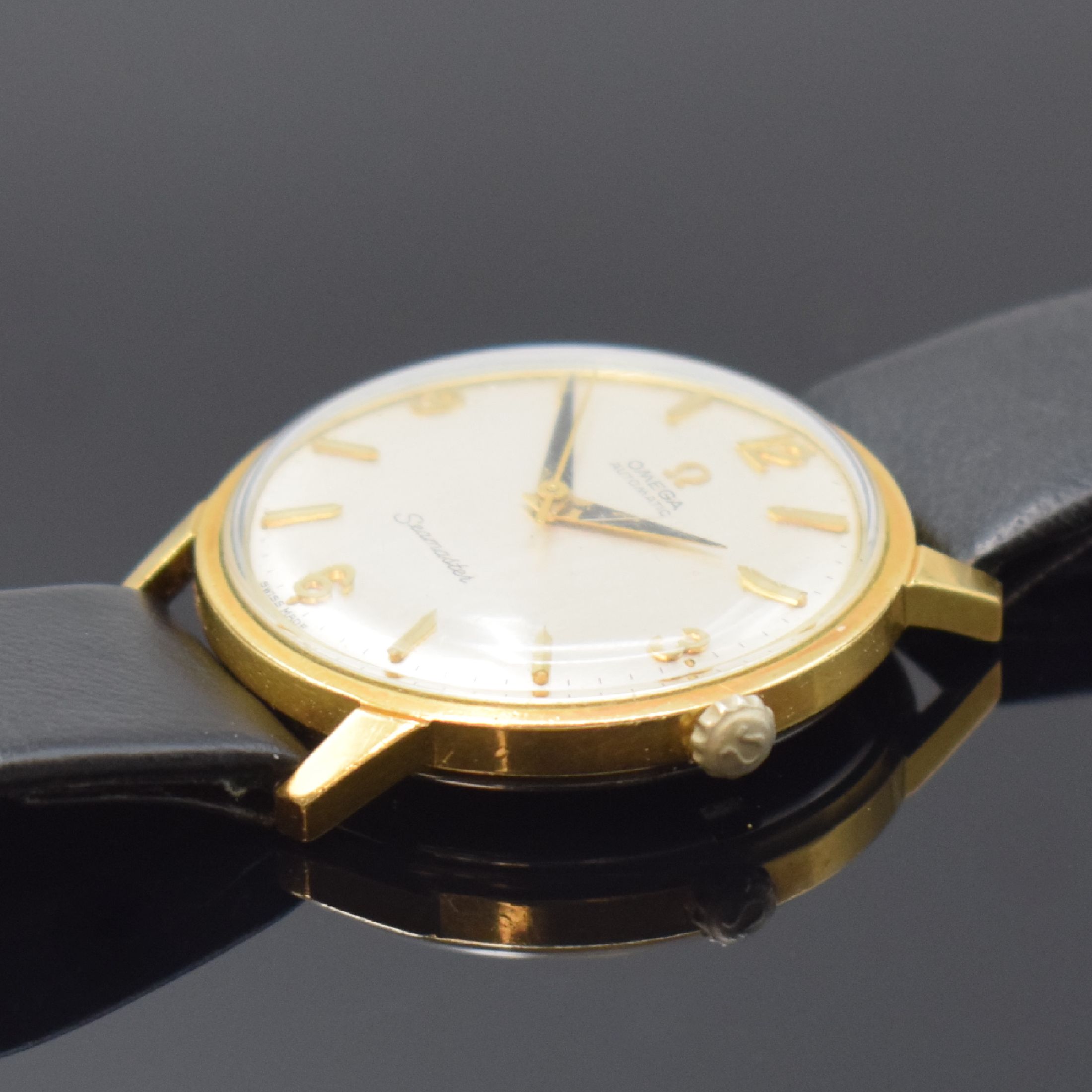Detail b: OMEGA Seamaster Herrenarmbanduhr Referenz 165.001, Schweiz um 1963, Automatik, verg. Geh., verschr. Boden, silb. Zifferbl. m. gold. Std.-Ind. u. ...