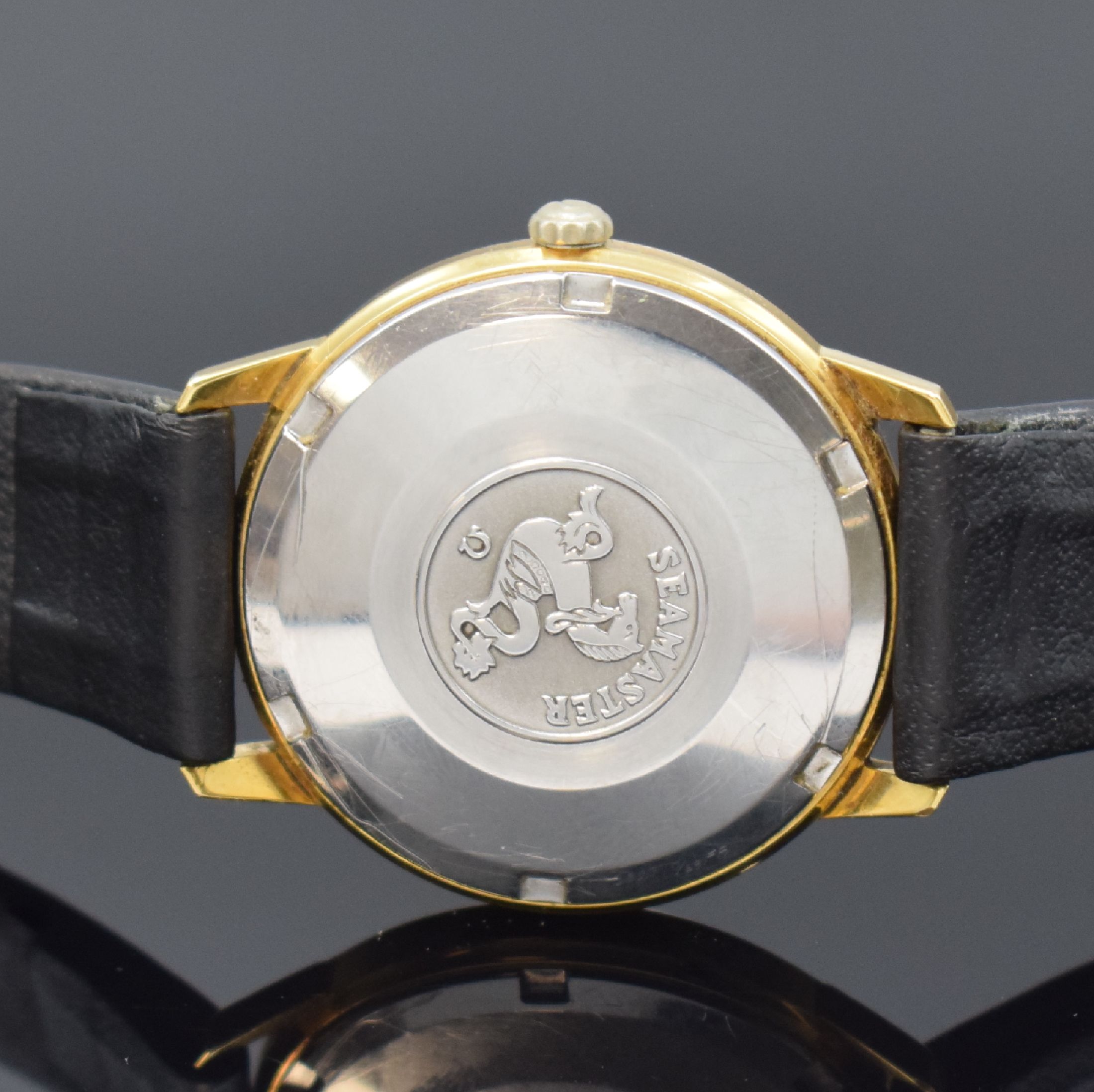 Detail c: OMEGA Seamaster Herrenarmbanduhr Referenz 165.001, Schweiz um 1963, Automatik, verg. Geh., verschr. Boden, silb. Zifferbl. m. gold. Std.-Ind. u. ...