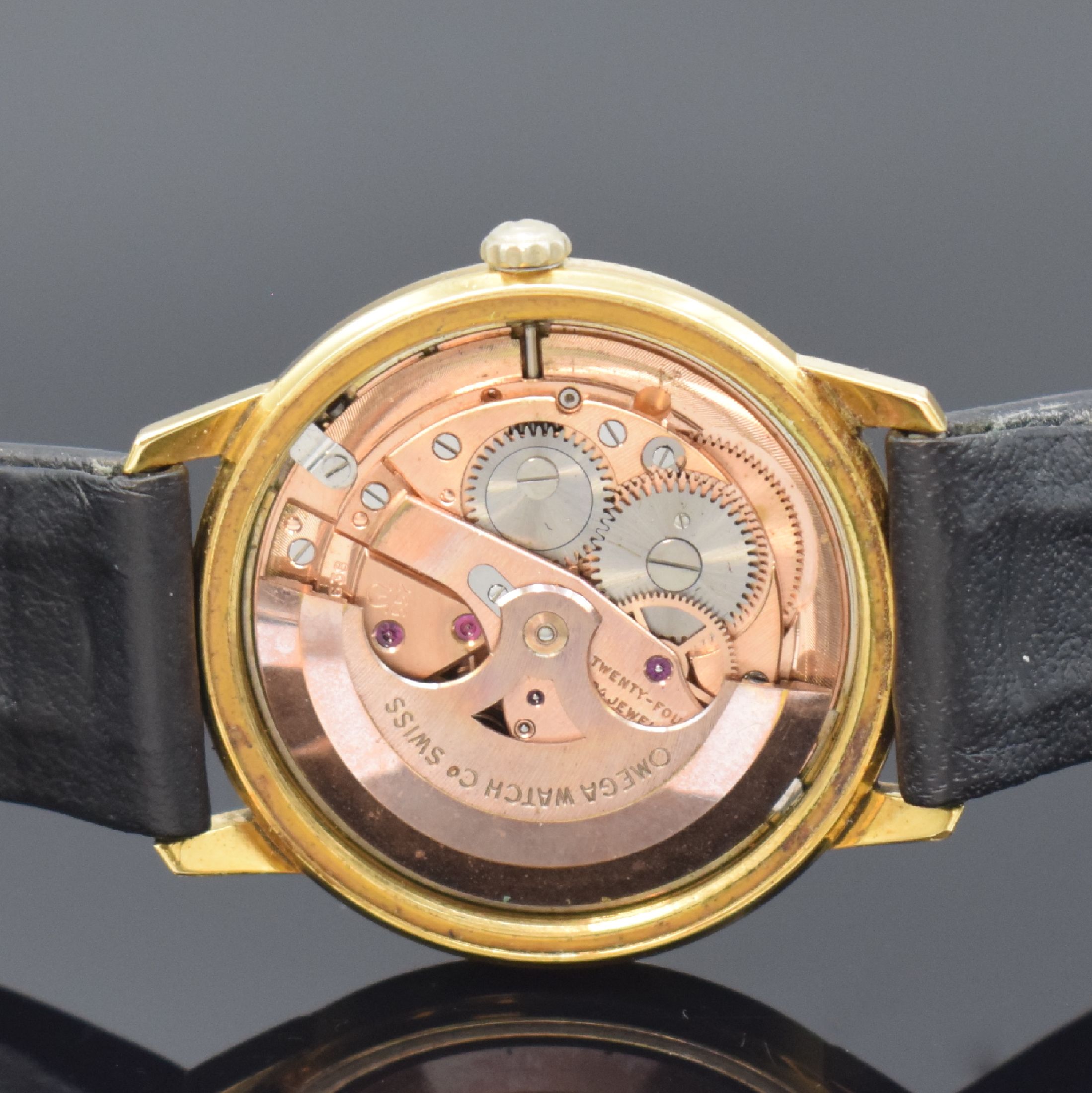 Detail d: OMEGA Seamaster Herrenarmbanduhr Referenz 165.001, Schweiz um 1963, Automatik, verg. Geh., verschr. Boden, silb. Zifferbl. m. gold. Std.-Ind. u. ...