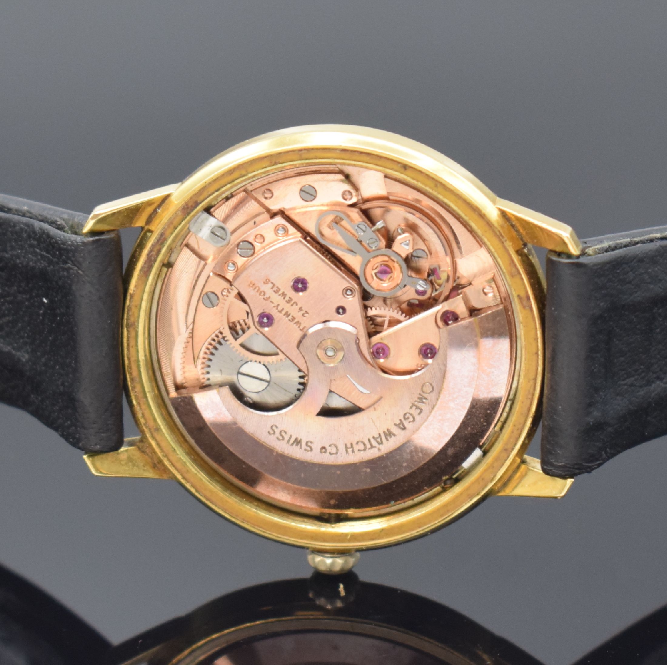 Detail e: OMEGA Seamaster Herrenarmbanduhr Referenz 165.001, Schweiz um 1963, Automatik, verg. Geh., verschr. Boden, silb. Zifferbl. m. gold. Std.-Ind. u. ...