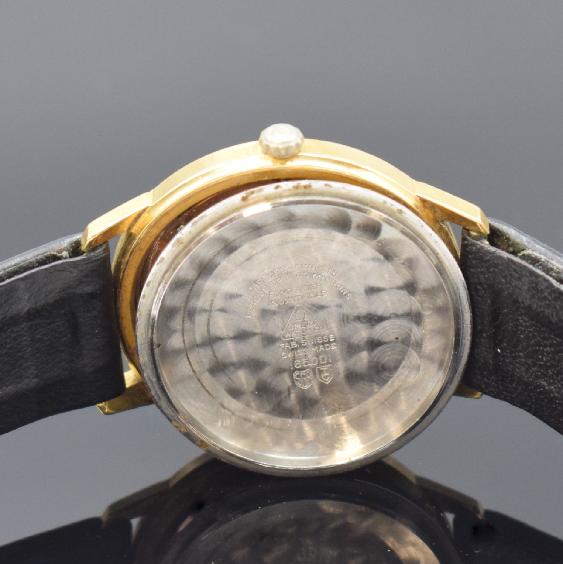 Detail f: OMEGA Seamaster Herrenarmbanduhr Referenz 165.001, Schweiz um 1963, Automatik, verg. Geh., verschr. Boden, silb. Zifferbl. m. gold. Std.-Ind. u. ...