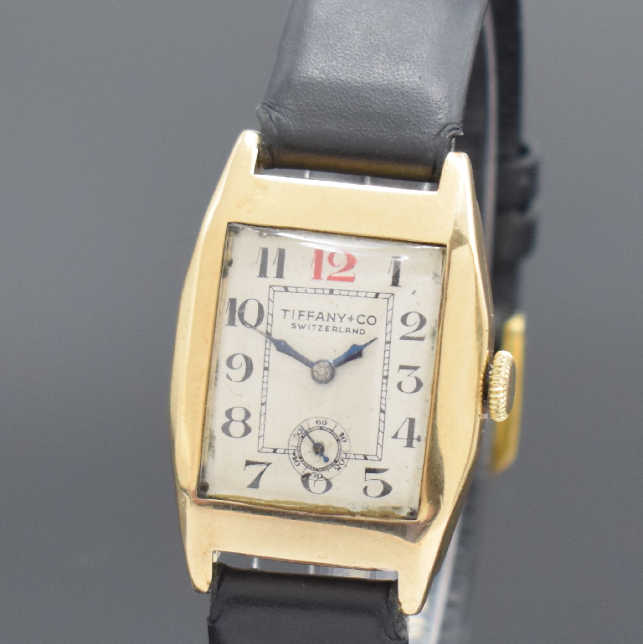 Detail a: Armbanduhr in RG 375/000, Schweiz/England 1930er Jahre, Handaufzug, Boden m. Scharniergeh., silb. restauriertes Zifferblatt m. späterem Druck, arab. ...