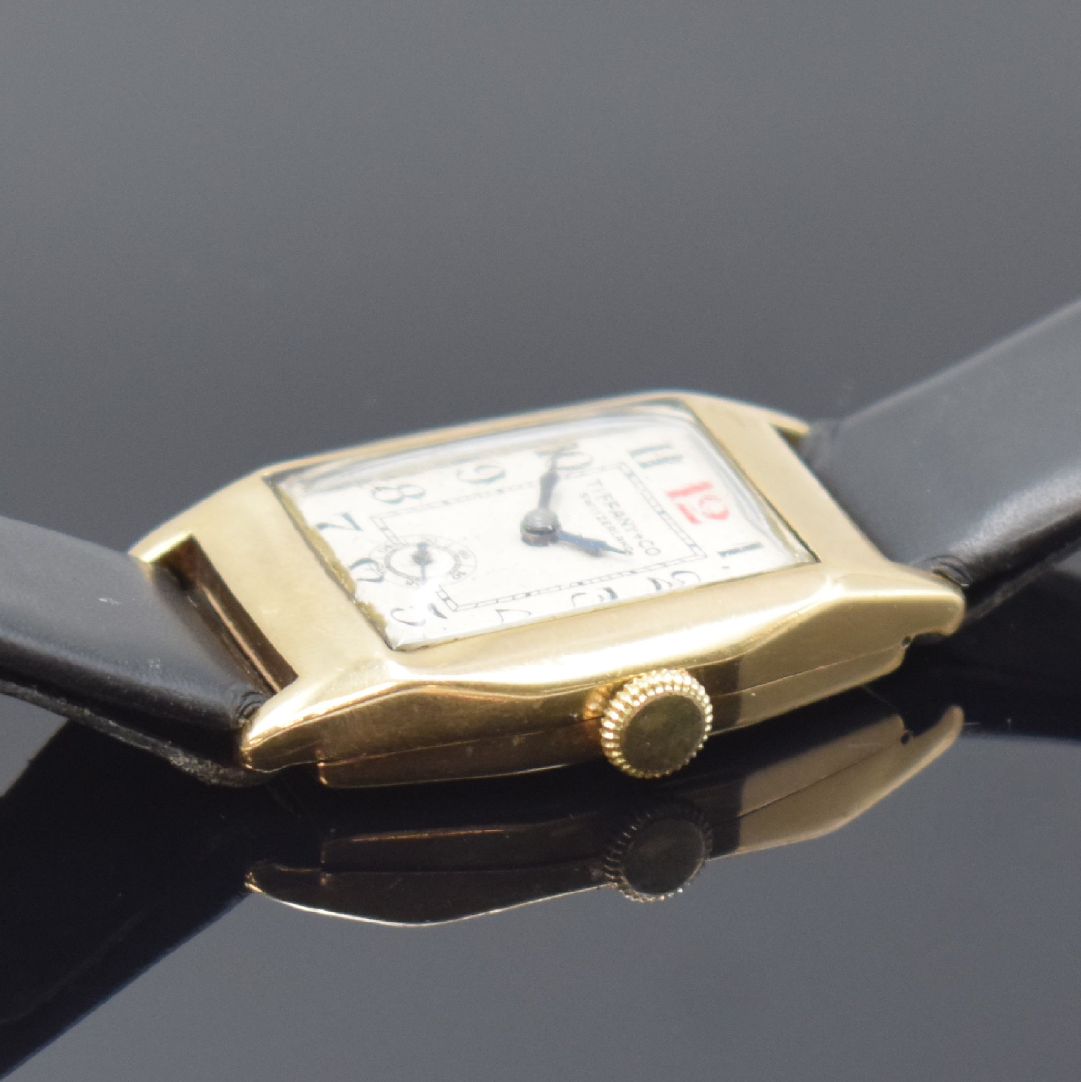 Detail b: Armbanduhr in RG 375/000, Schweiz/England 1930er Jahre, Handaufzug, Boden m. Scharniergeh., silb. restauriertes Zifferblatt m. späterem Druck, arab. ...