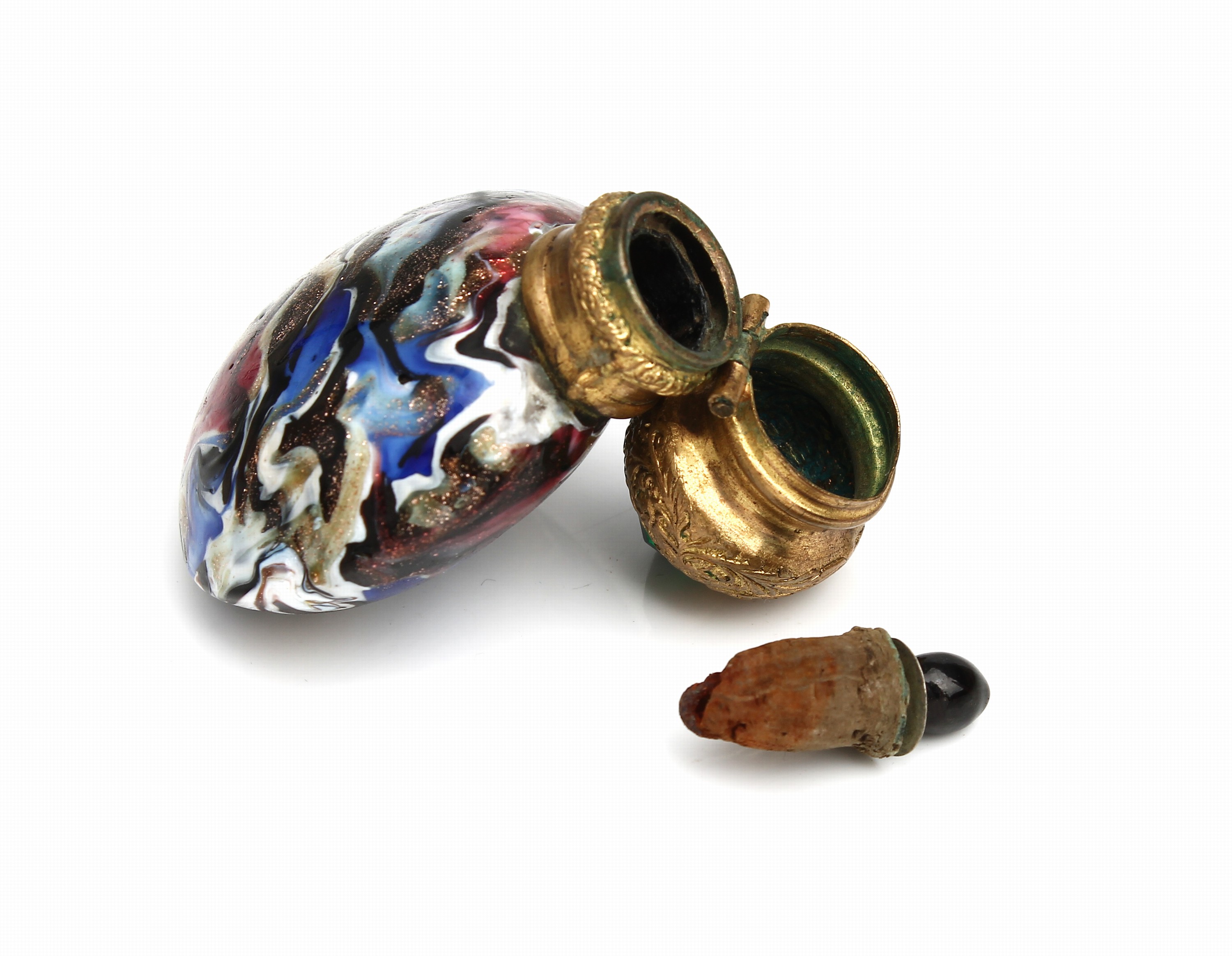 Detail b: Snuffbottle, Italien Murano 1835-1845, Schichtglas, zwischen den Schichten bunte Einschmelzungen mit Jaspiseffekt, als Ganzes in die Form geblasen, ...