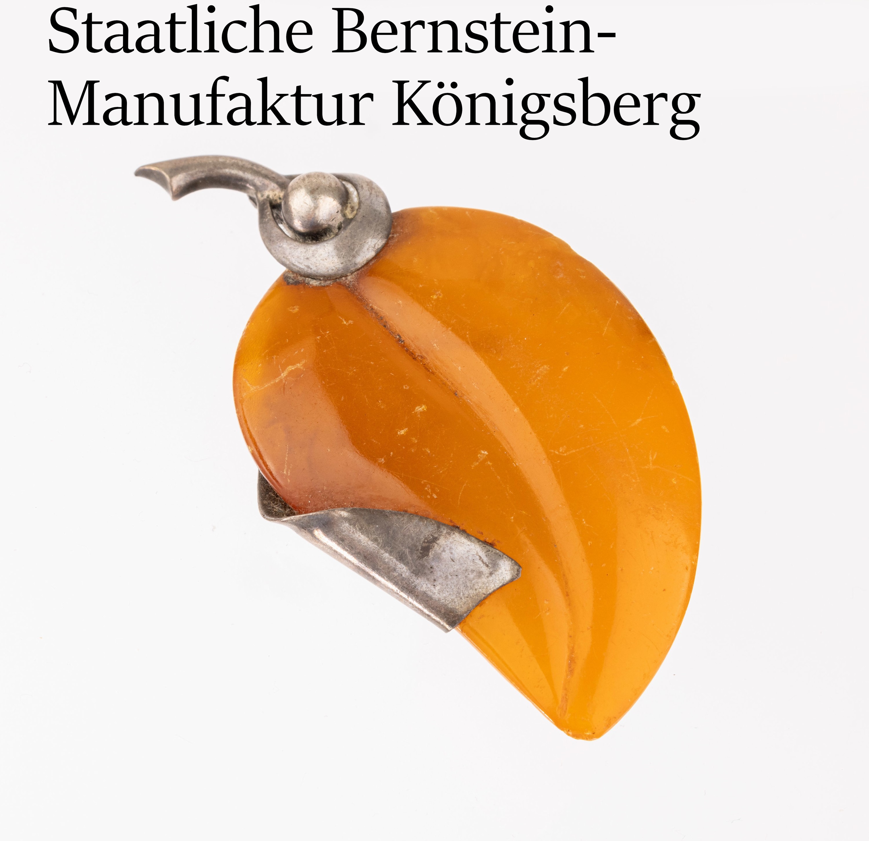 Bernstein-Brosche SBM in Blattform, Königsbergum 1935, 935er Silbermontur, Staatliche Bernsteinmanufaktur Königsberg, L ca. 6 cm