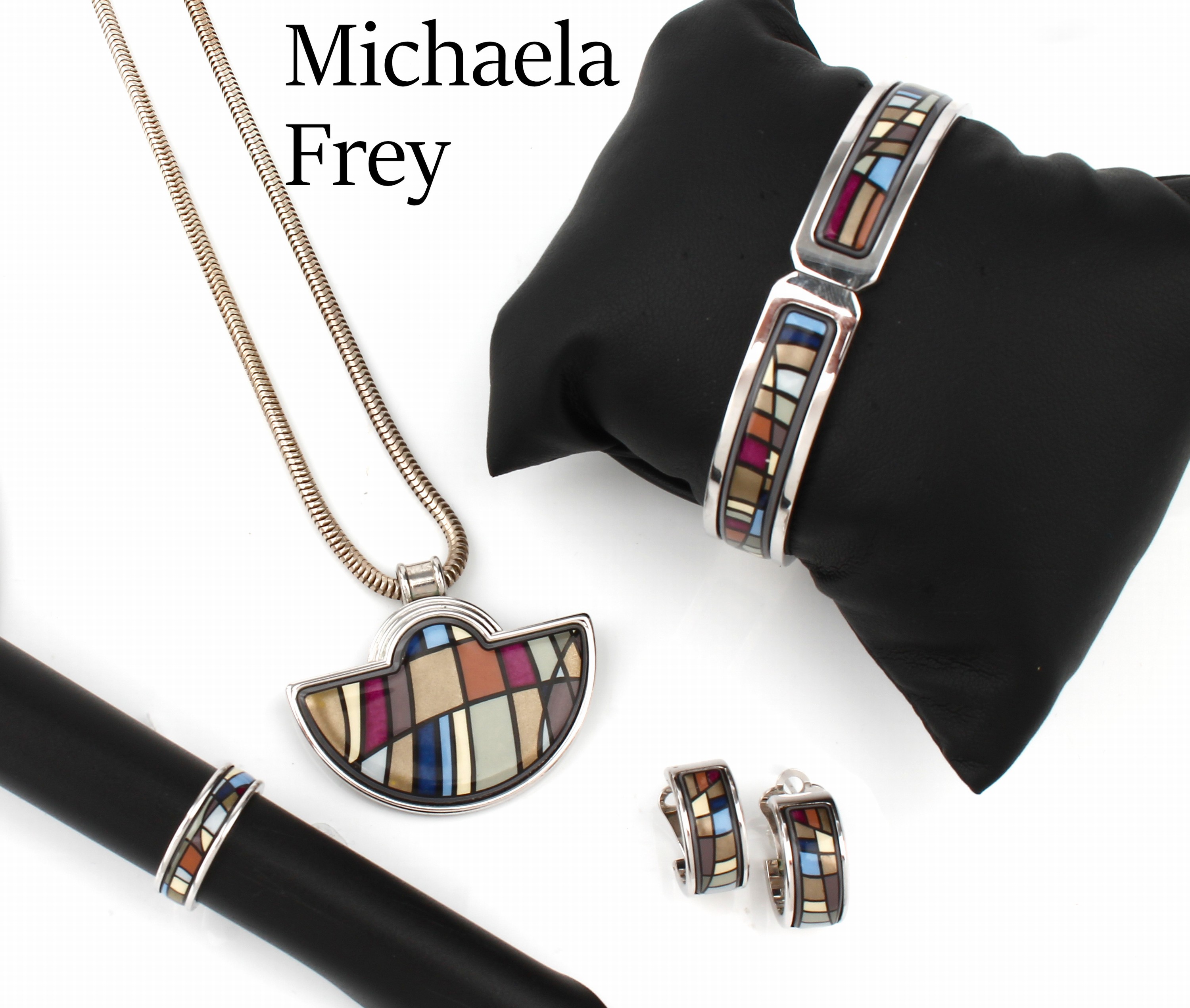 MICHAELA FREY Schmuckset, Metall verchromt, bunt emailliert, best. aus: Anhänger mit Kette L ca. 40 cm, Ring, RW 54, Paar Ohrstecker Creolenform, ...