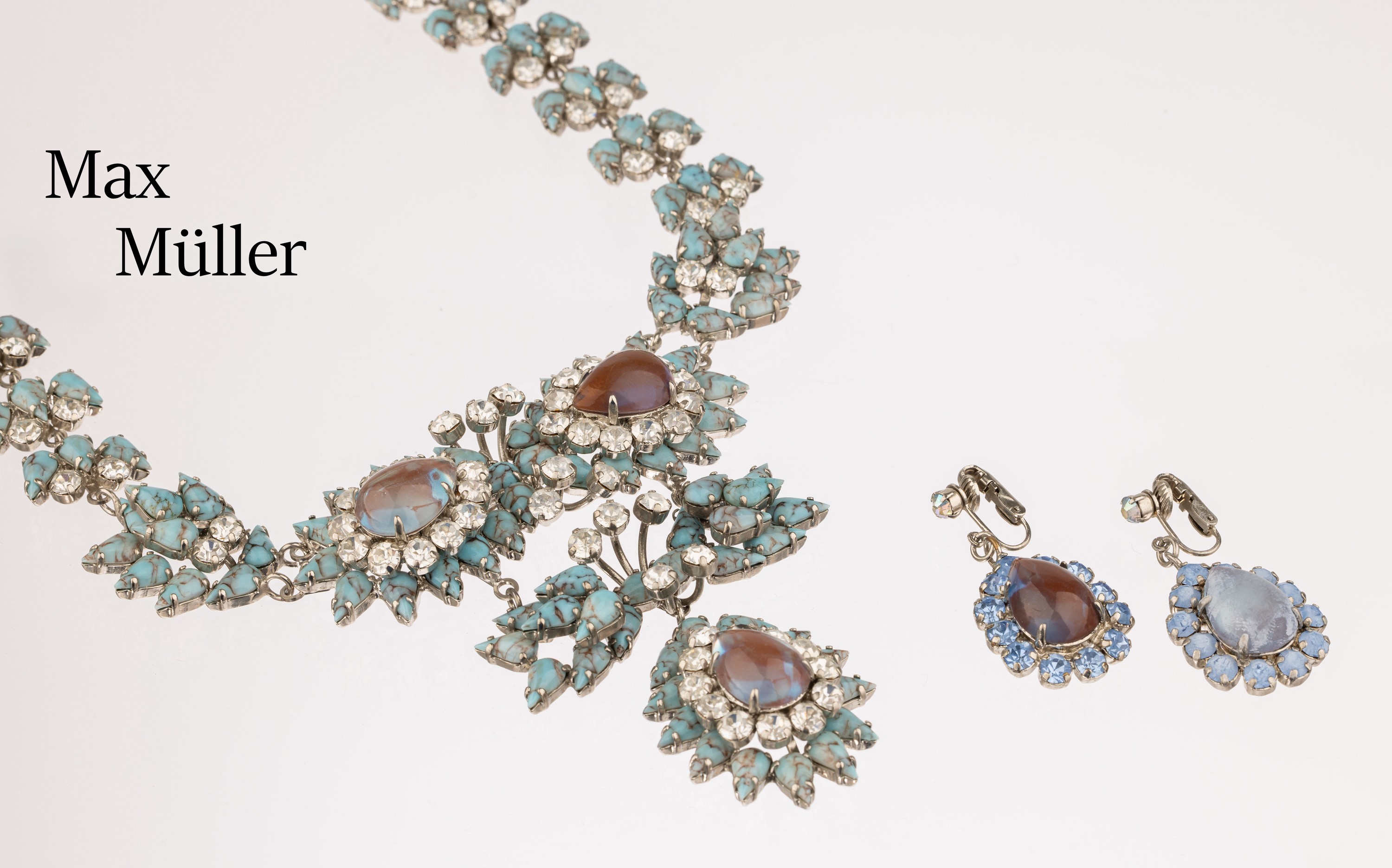 Collier mit passenden Ohrclips, MAX MÜLLER, 1950er Jahre, Metall verchromt, weißer und blauer Straßbesatz, zus. passend aber nicht zus.-gehörend, ...