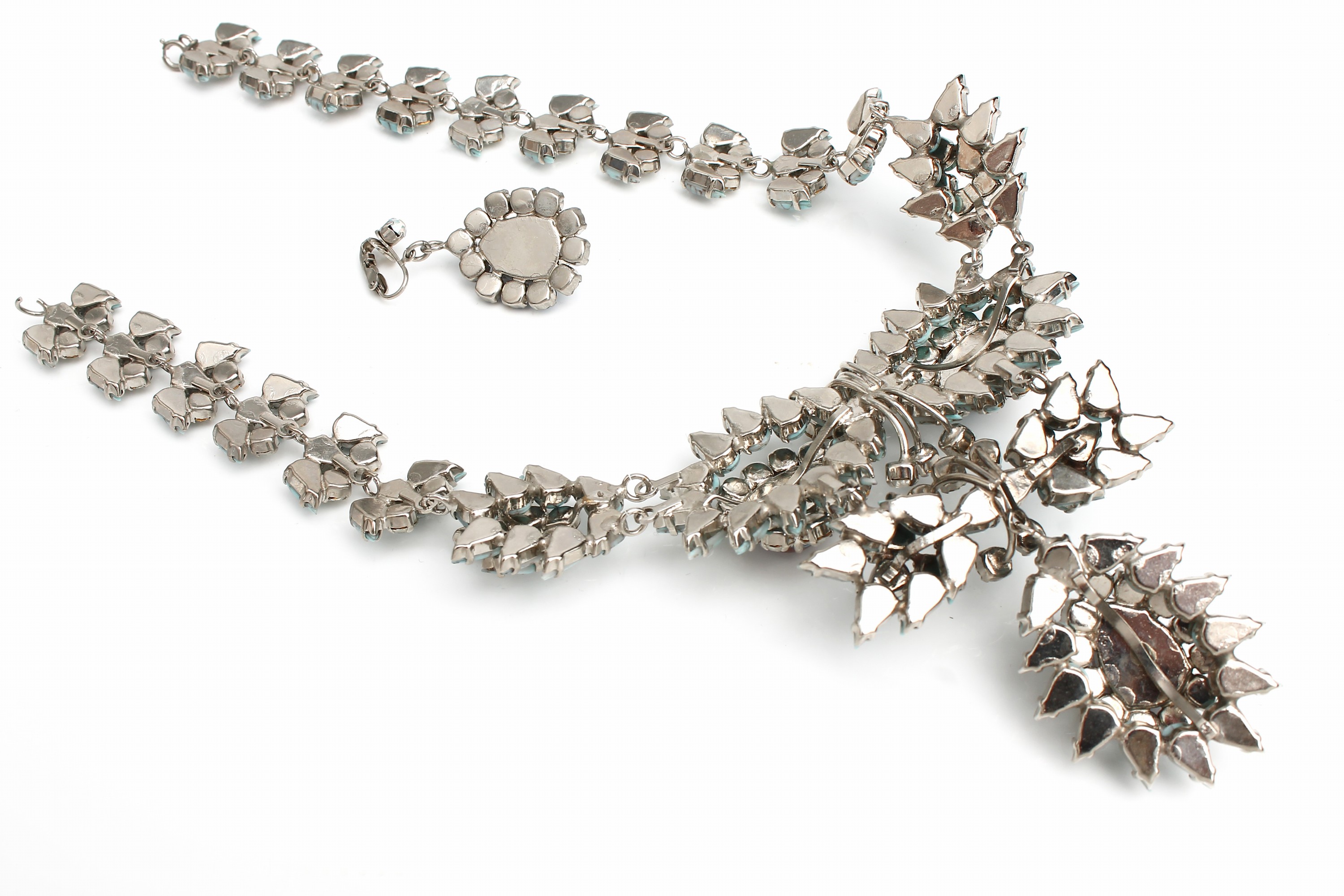 Detail a: Collier mit passenden Ohrclips, MAX MÜLLER, 1950er Jahre, Metall verchromt, weißer und blauer Straßbesatz, zus. passend aber nicht zus.-gehörend, ...