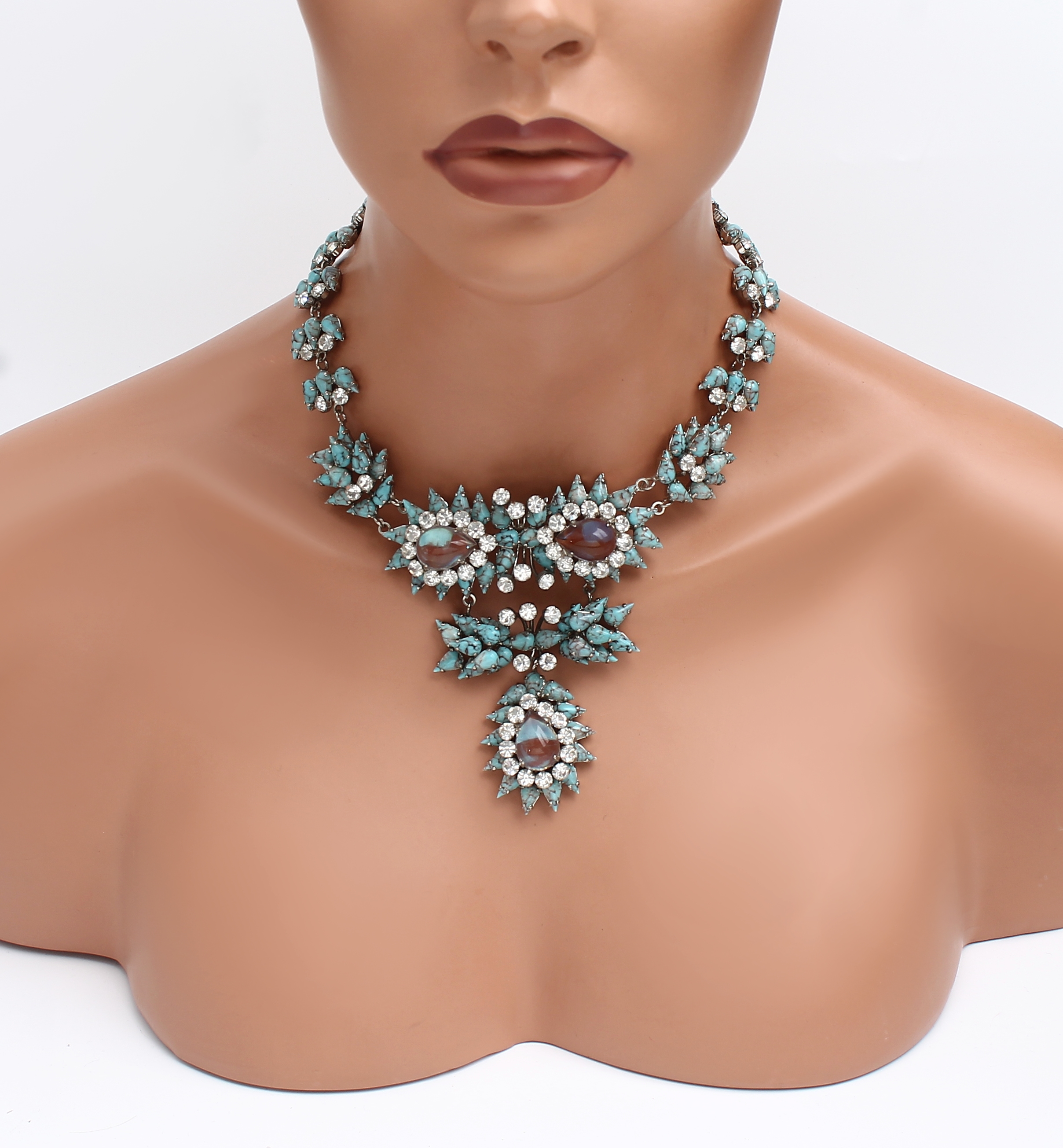 Detail b: Collier mit passenden Ohrclips, MAX MÜLLER, 1950er Jahre, Metall verchromt, weißer und blauer Straßbesatz, zus. passend aber nicht zus.-gehörend, ...