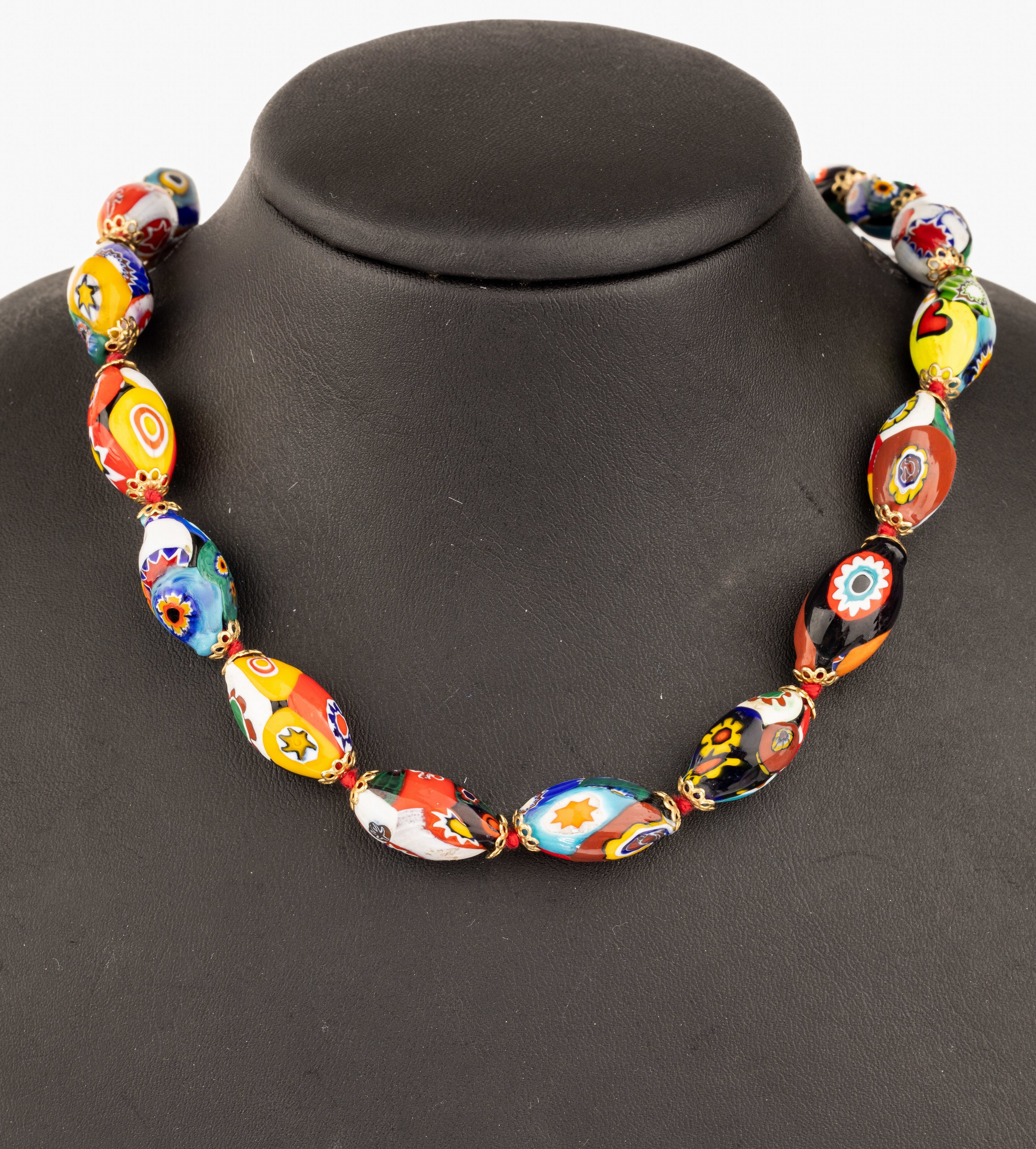 Kette aus Muranoglasoliven, Italien 1950er Jahre, Muranoglasoliven mit Milli-Fiori- Einschmelzungen, geschliffen und poliert, Durchm. ca. 11-10 mm, ...