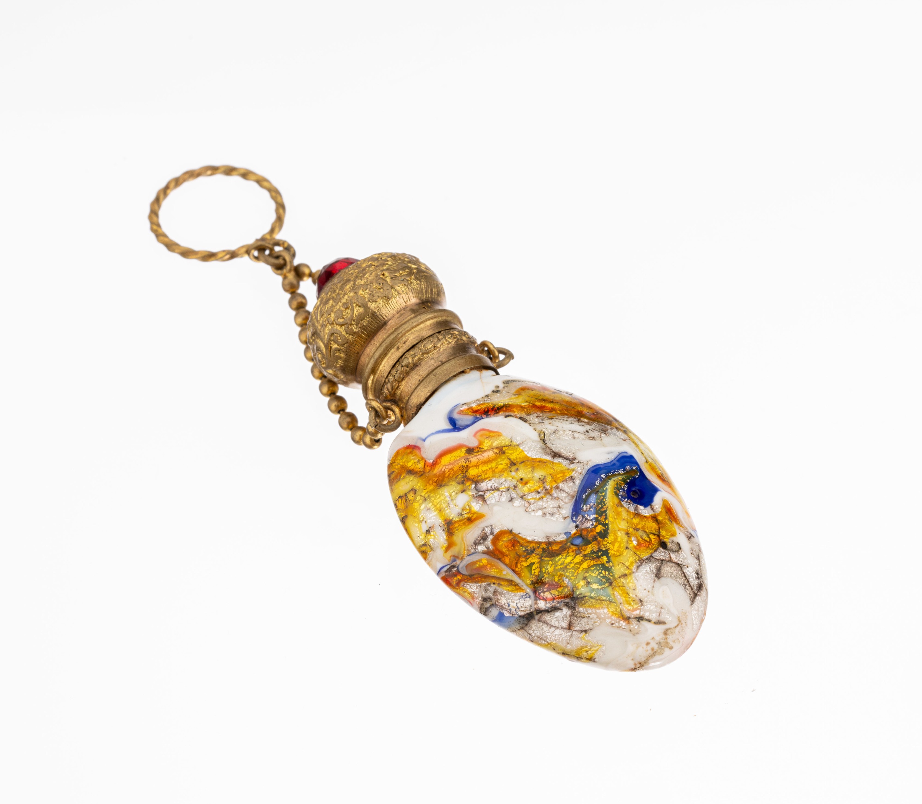 Snuffbottle, Italien Murano 1835-1845, Schichtglas, zwischen den Schichten bunte Einschmelzungen mit Silber- und Goldfolien- effekt, als Ganzes in ...