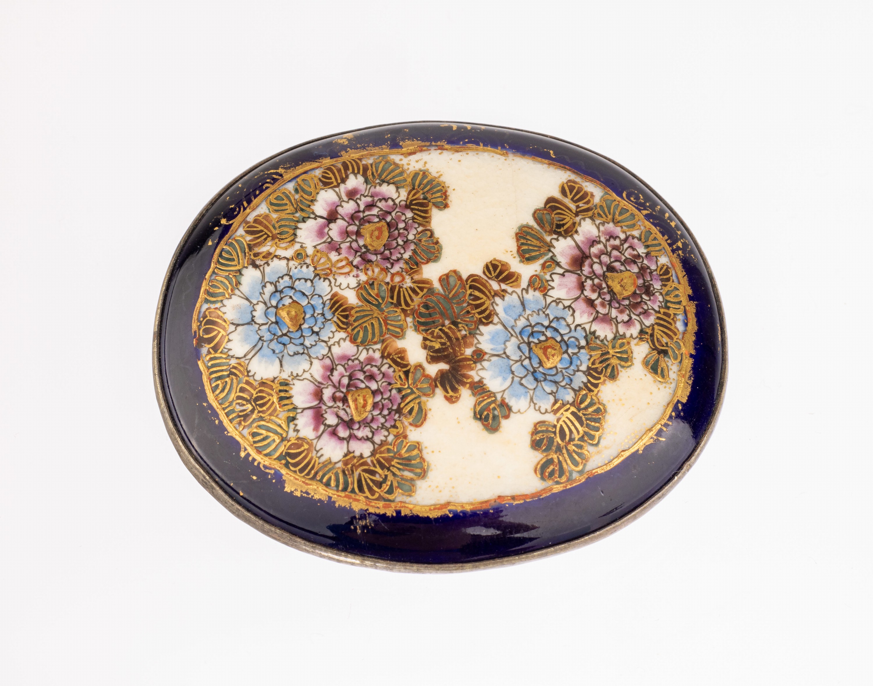 Satsumabrosche China, Satsuma um 1900/10, Metall vergoldet, sogen. Goldstilmalerei mit Blumen, goldgehöht, dunkelblauer Rand, berieben, rücks. ...