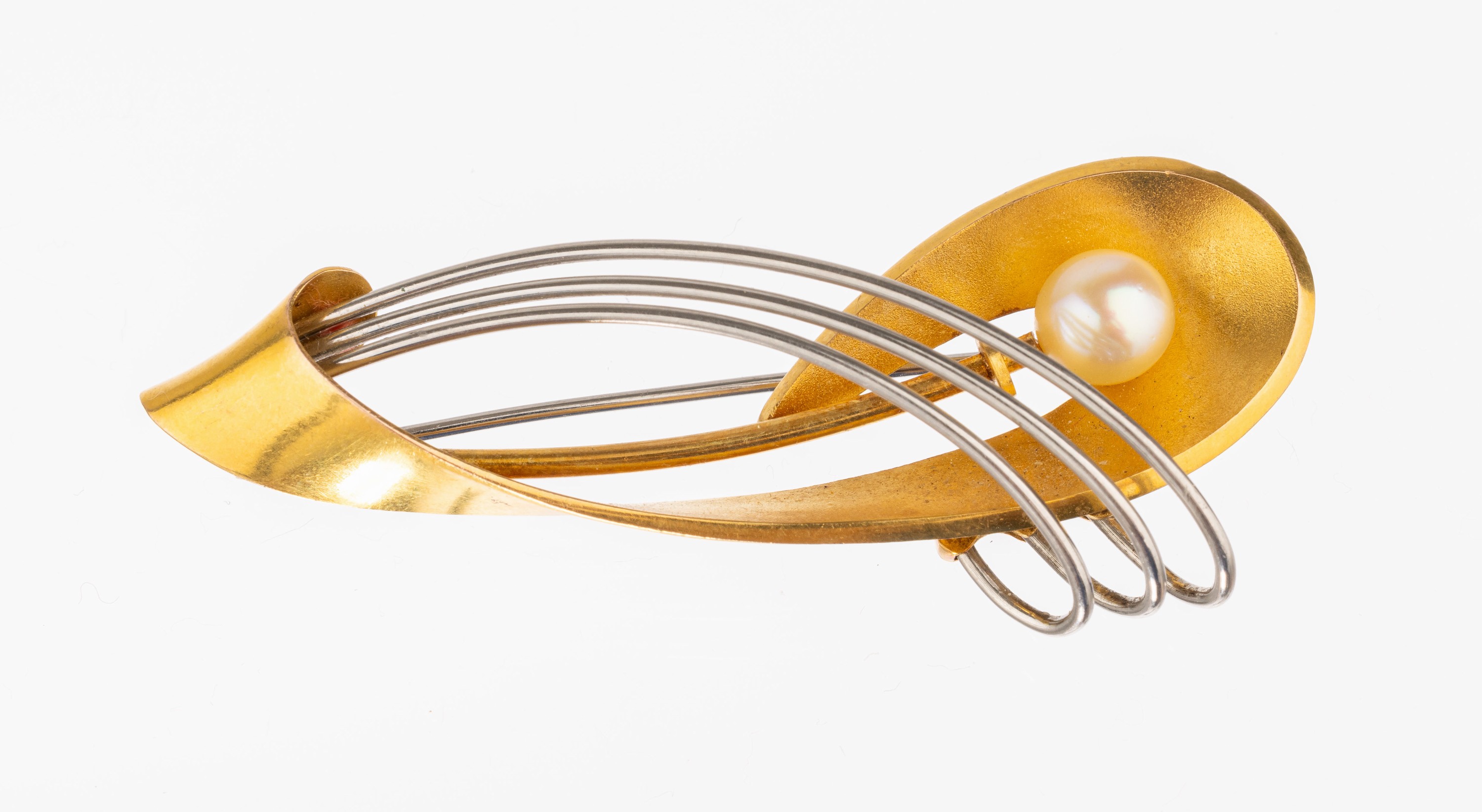 14 kt Gold Designer-Brosche, GG/WG 585/000, Meistermarke ungedeutet, abstr., asymm. Form, 1 Zuchtperle Durchm. ca. 6.5 mm, L ca. 5.5 cm, ca. 7 g