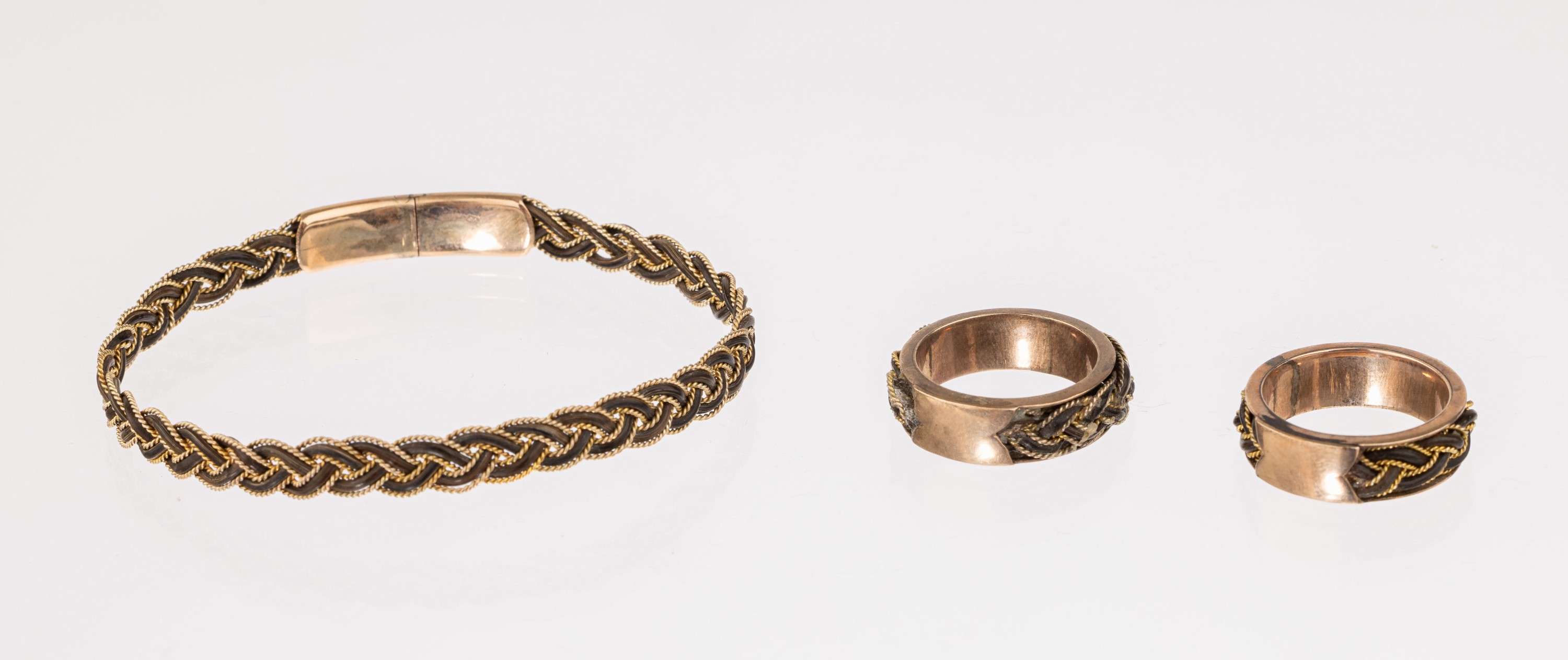 Konvolut Biedermeier-Haarschmuck, süddeutsch um 1820/30, best. aus 2 Ringen und 1 Armband, eingelegte Haare in sich verflochten, mit Golddraht ...