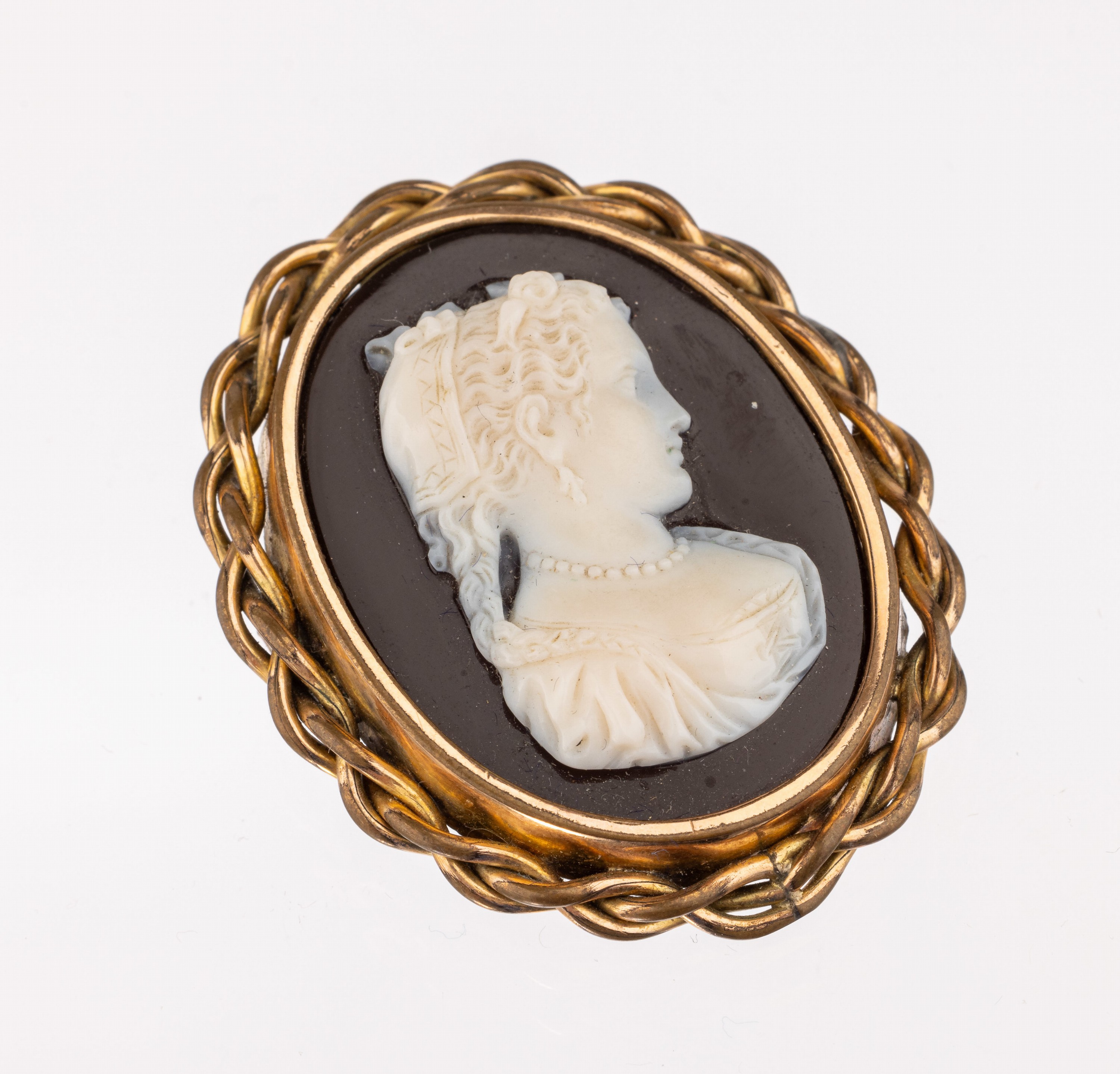 8 kt Gold Brosche mit Achat-Kamee, GG 333/000, gepr., Kordelrand, feine Schnitzerei, Darstellung einer jungen Dame, auf dunklem Hintergrund, Rahmen ...