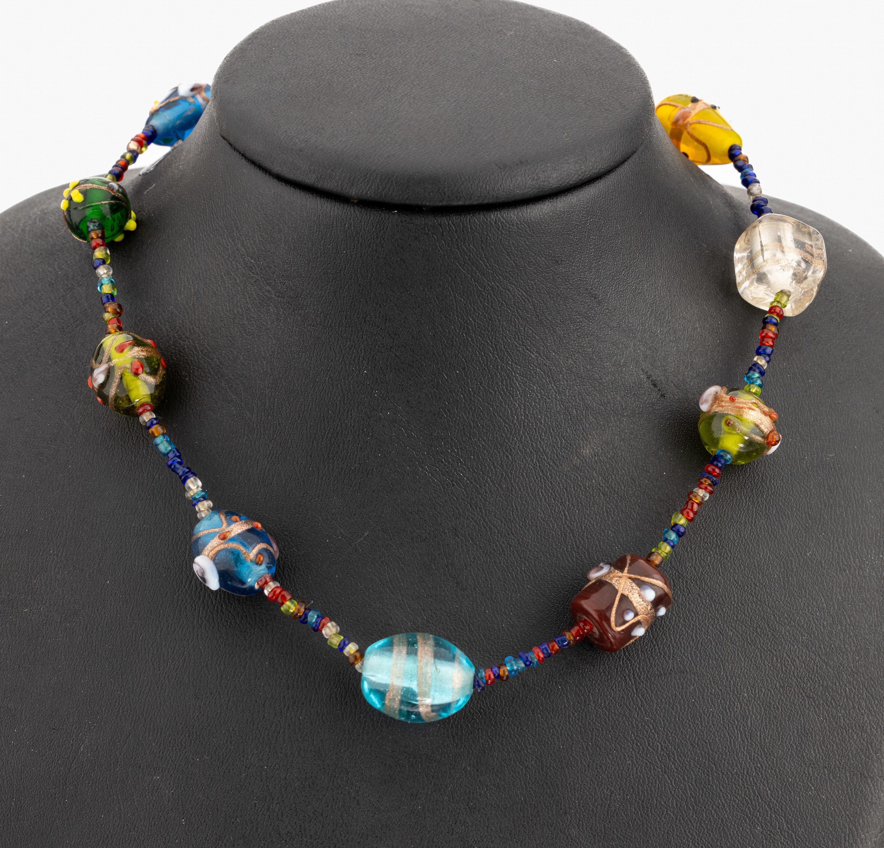 überlange Kette aus Muranoglas Elementen, Italien 1950er Jahre, Muranoglas mit Milli-Fiori-Einschmelzungen, z.T. mit Jaspiseffekt, aufgel. ...