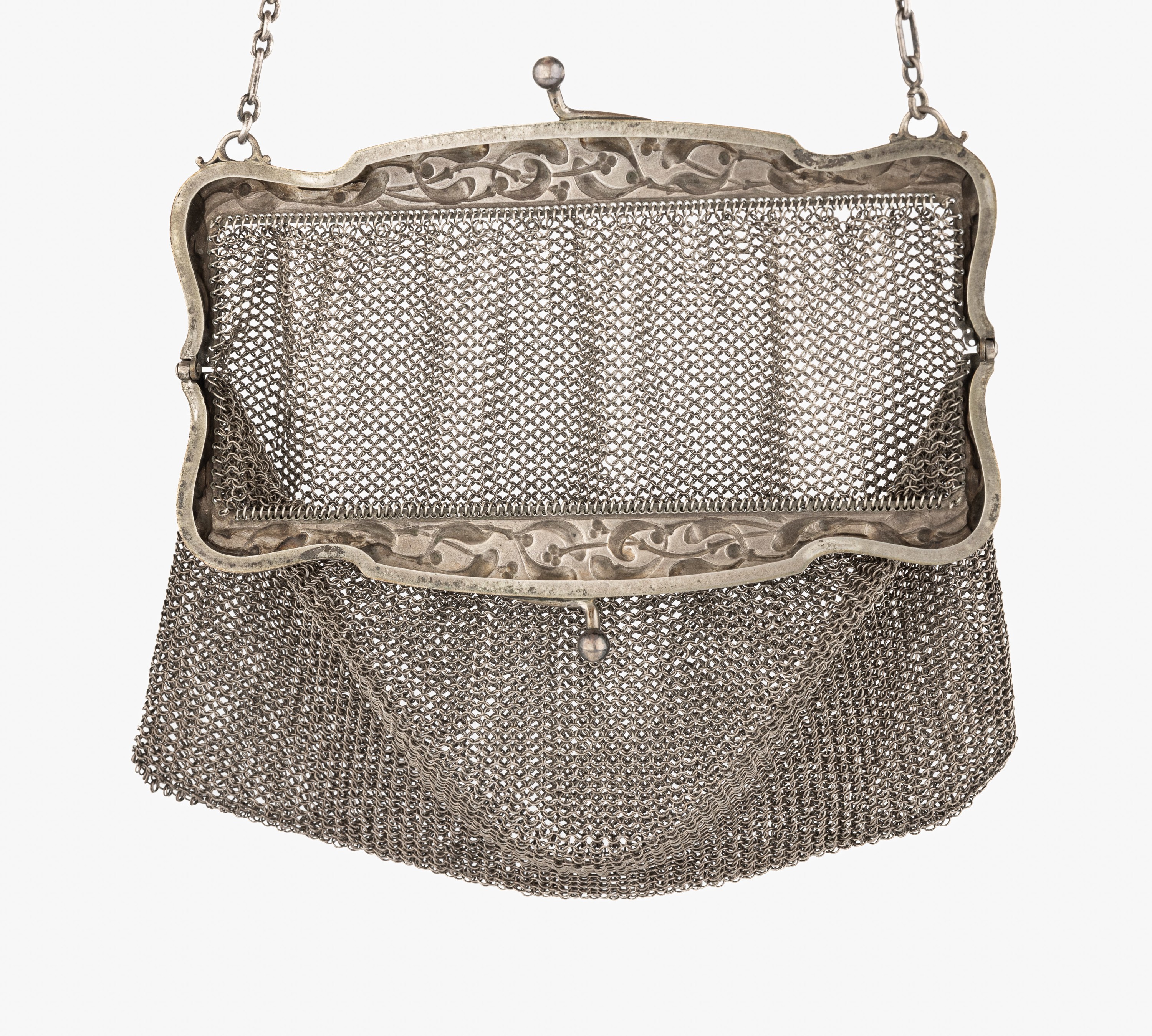 Tasche, wohl Frankreich um 1900, Jugendstil, Silber gepr., Bügel mit zeittyp., erhabenerMistelzweigdekor, bez. Depose, Kettengeflecht min. besch., ...