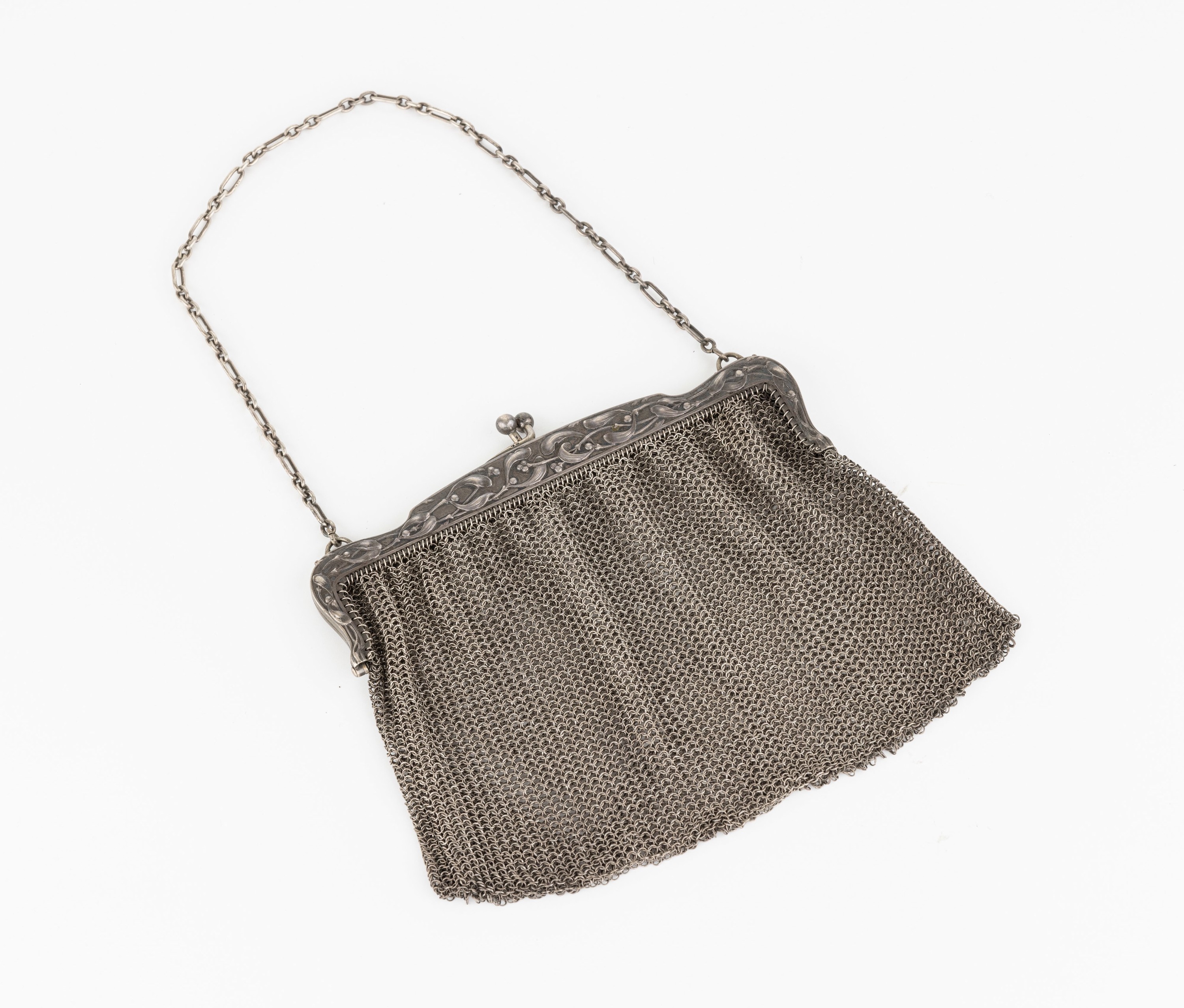 Detail a: Tasche, wohl Frankreich um 1900, Jugendstil, Silber gepr., Bügel mit zeittyp., erhabenerMistelzweigdekor, bez. Depose, Kettengeflecht min. besch., ...