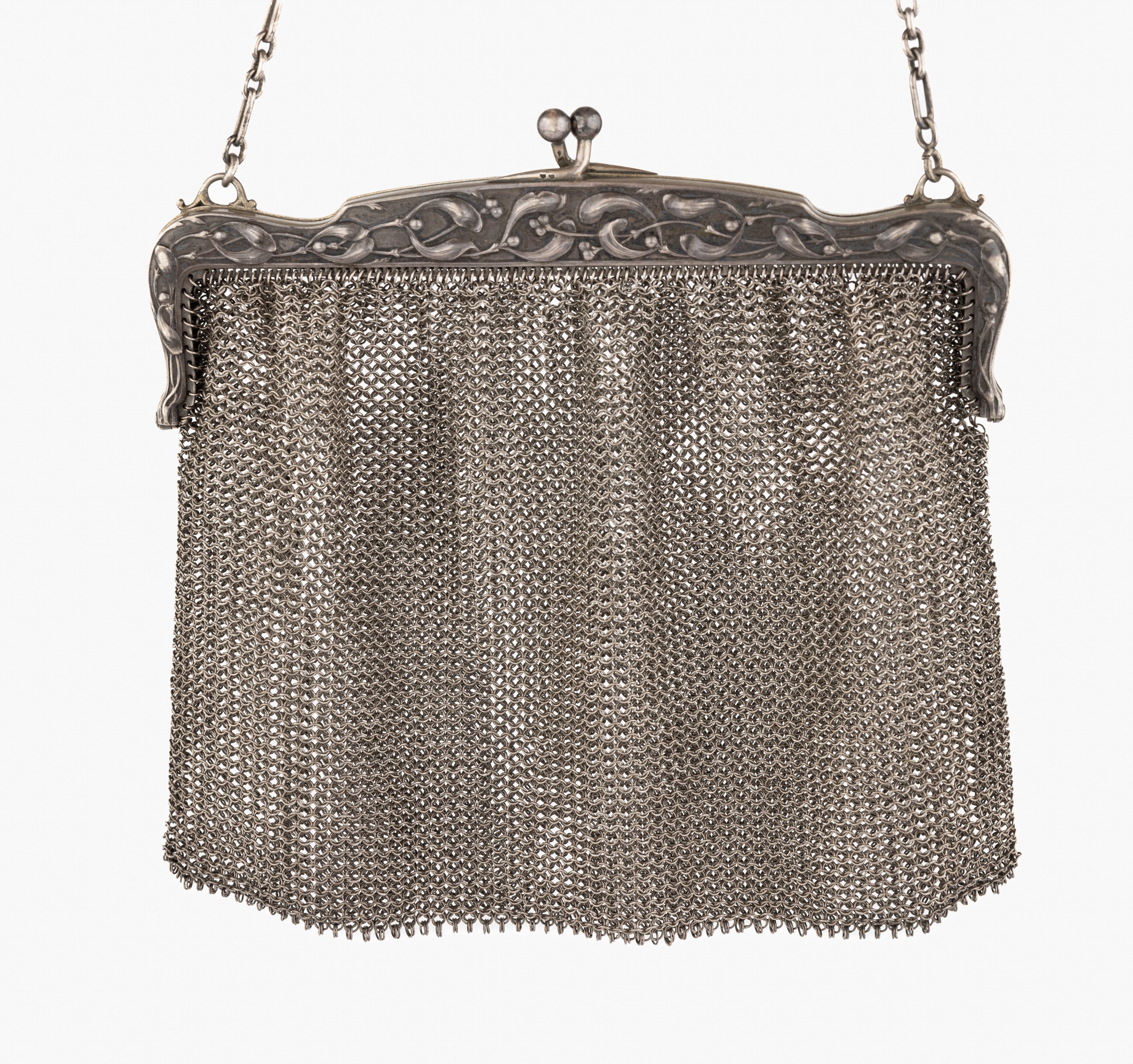 Detail b: Tasche, wohl Frankreich um 1900, Jugendstil, Silber gepr., Bügel mit zeittyp., erhabenerMistelzweigdekor, bez. Depose, Kettengeflecht min. besch., ...