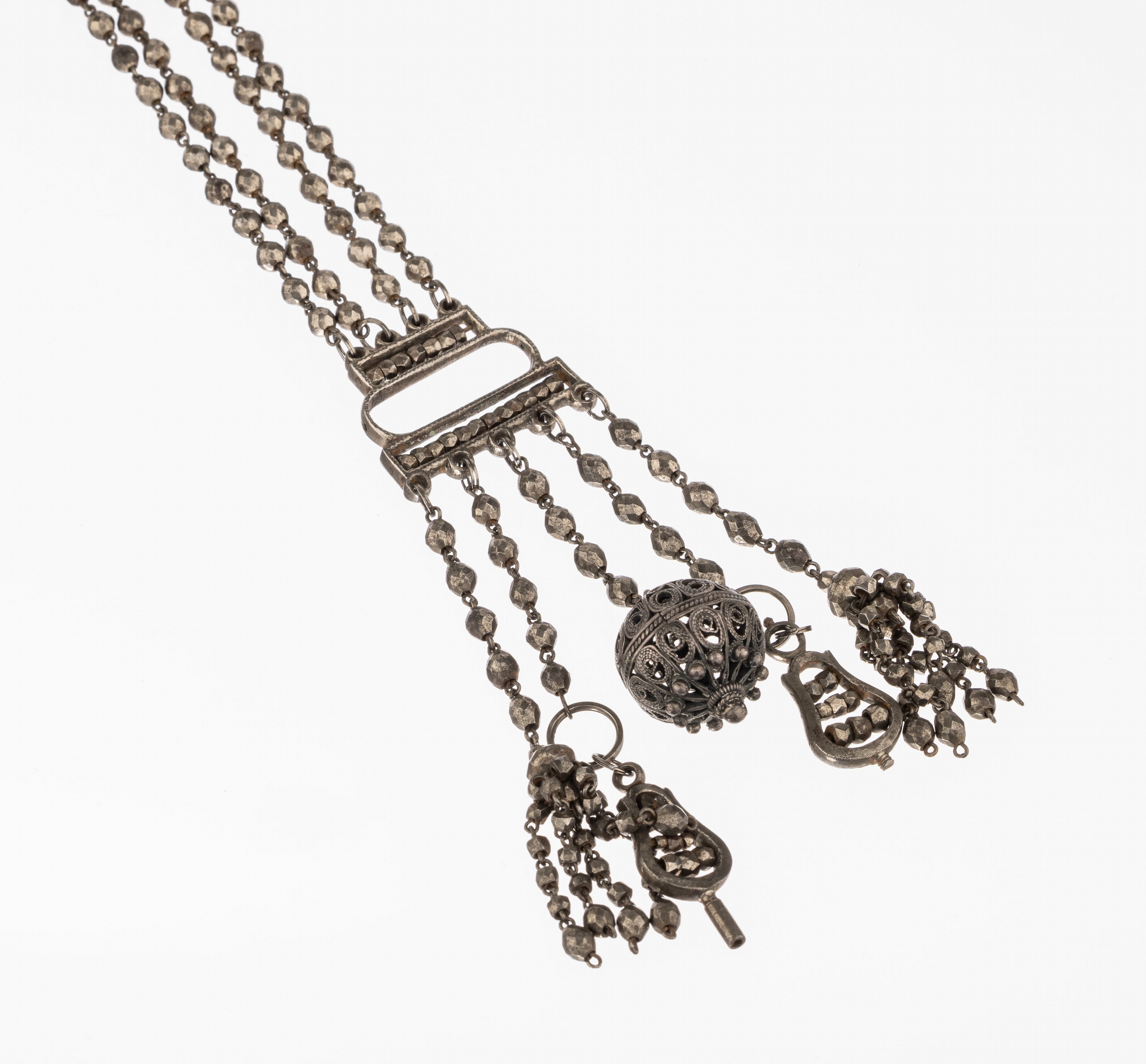 Chatelaine Eisen, um 1830, facett. Eisenkügelchen, 3-reihig, in 5- reihiger Abhängung endend, 2 Quasten, 2 kl. Uhrenschlüssel (1 x besch.), 1 ...
