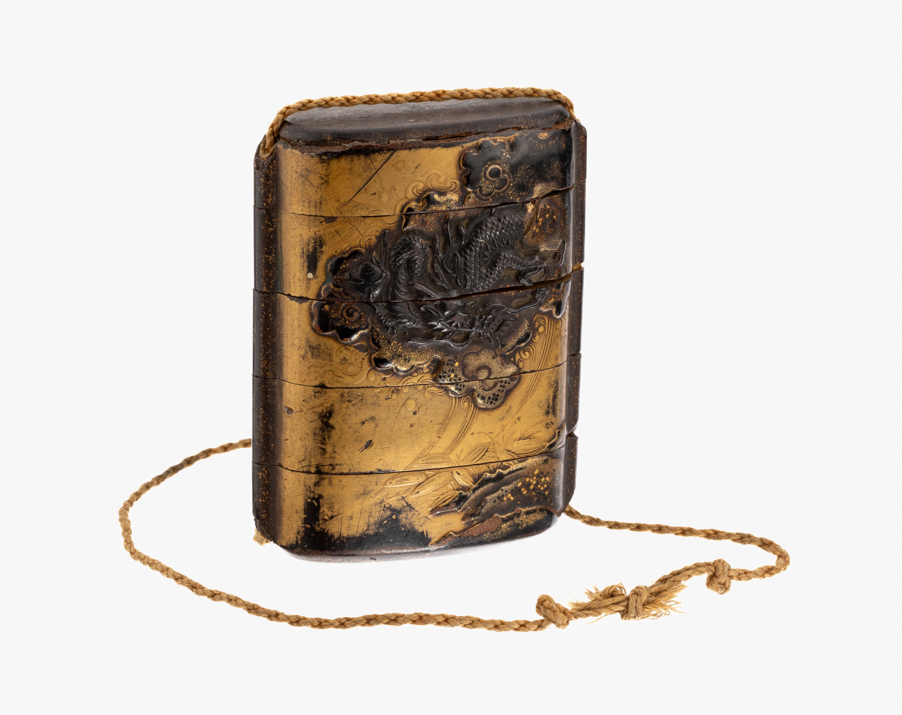 Inro, Japan 2. H. 19. Jh., 5-teilig, Holz/Lack, sogen. Goldbrokatstil, stark be- rieben, umlaufender Dekor mit reicher Glücks- symbolik, Wolken, ...